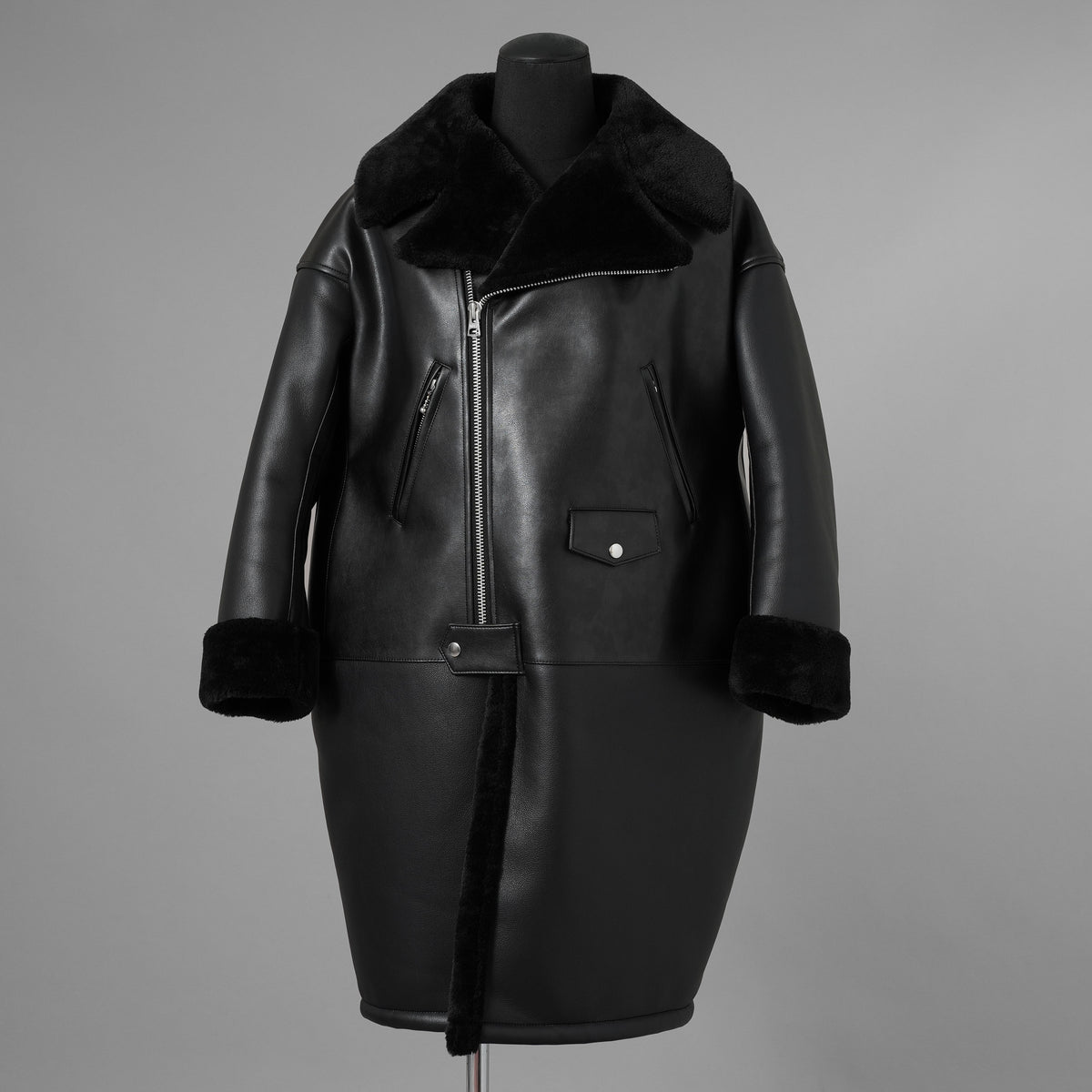 JUNYA WATANABE ジュンヤワタナベ / 25AW COMME des GARÇONS コムデギャルソン オーバーサイズ フェイクレザー ムートン コート / JP-C004 / size L (BLACK) ユニセックス 352210-in-ue