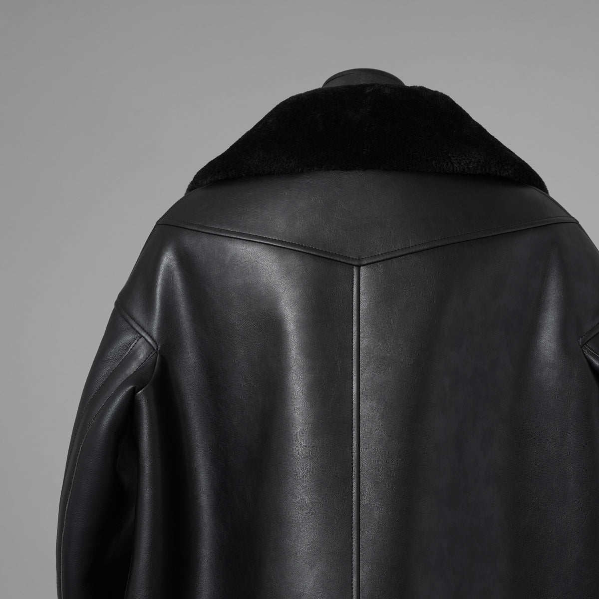 JUNYA WATANABE ジュンヤワタナベ / 25AW COMME des GARÇONS コムデギャルソン オーバーサイズ フェイクレザー ムートン コート / JP-C004 / size L (BLACK) ユニセックス 352210-in-ue