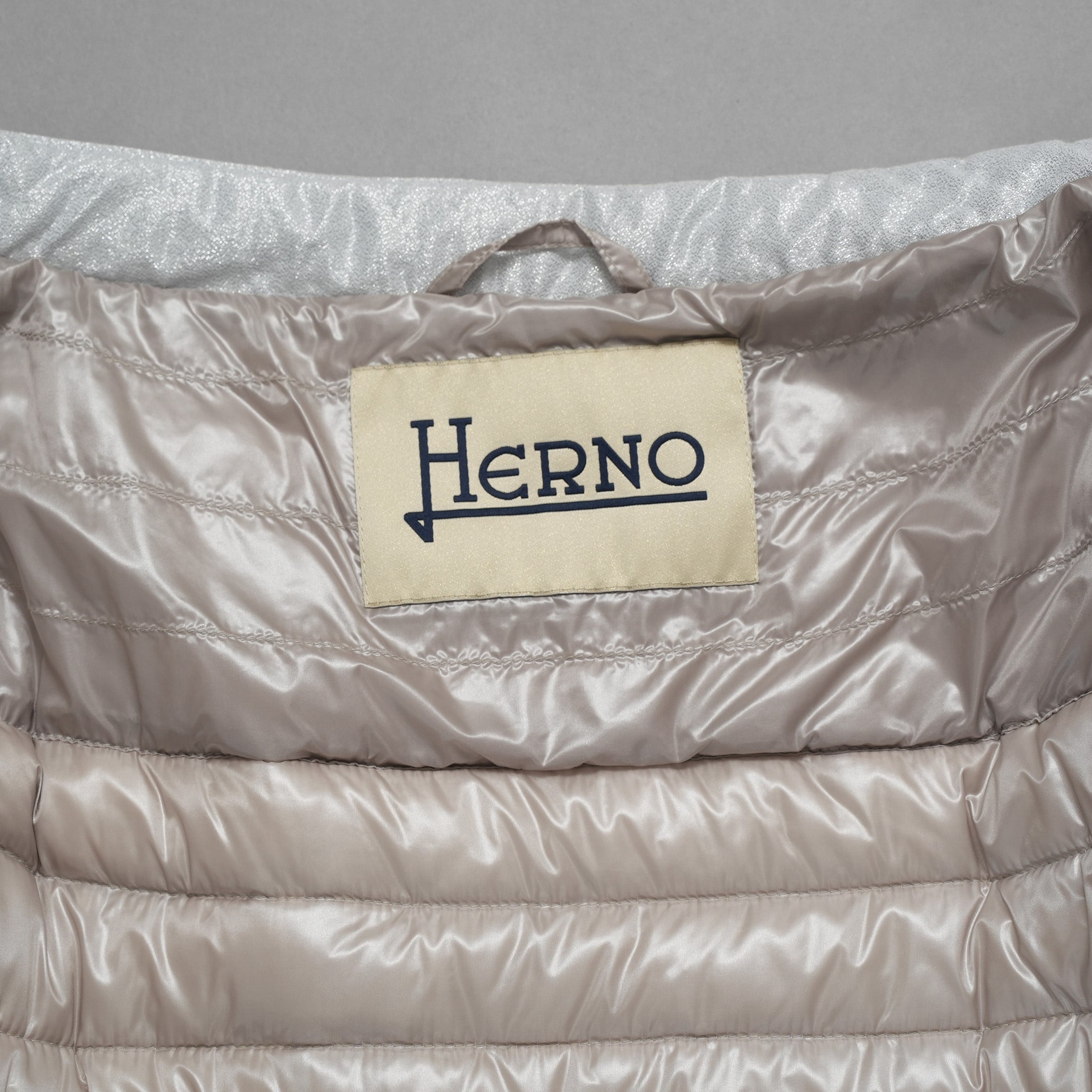 HERNO ヘルノ / 美品 22AW ICONICO EMILIA イコニコ エミリア ダウン ジャケット 半袖 / PI001879D -12614-9409 / size 42 (GRAY) レディース