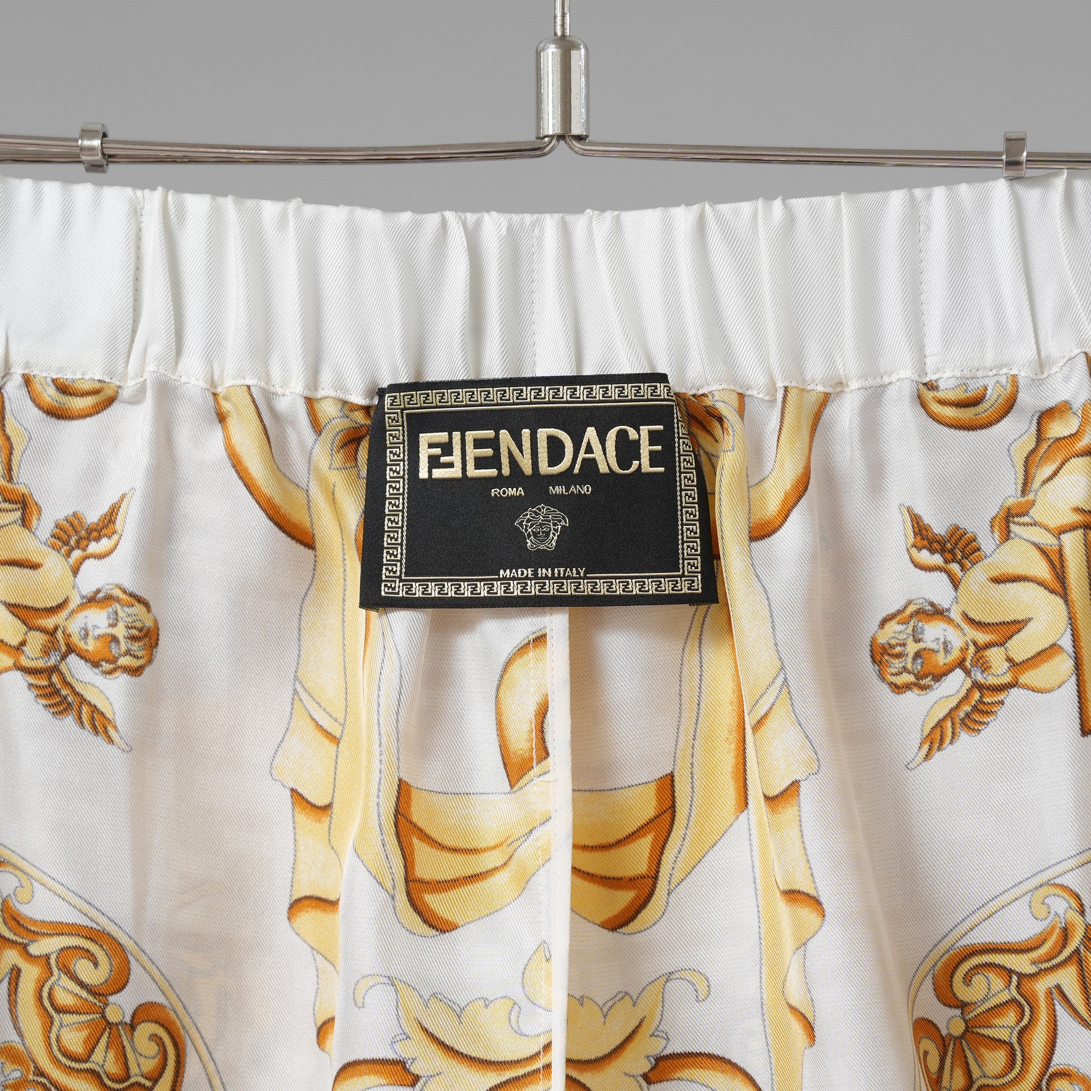 FENDACE フェンダーチェ フェンディ×ヴェルサーチ コラボ / 美品 22SS バロック シルク パジャマ セットアップ 保存袋あり 半袖シャツ パンツ / FE5074 AIE3 / size 38 (GOLD) レディース 35001-izm