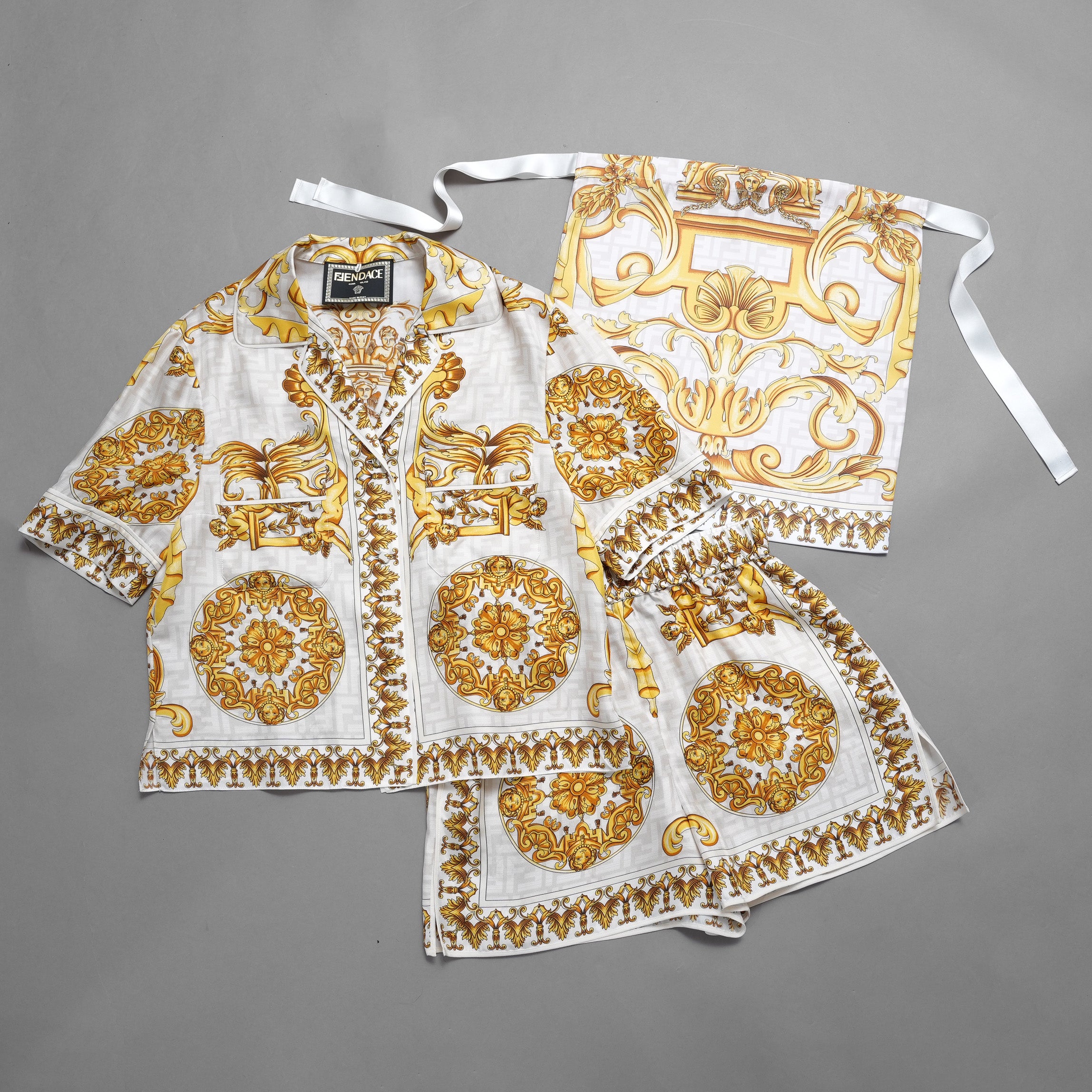 FENDACE フェンダーチェ フェンディ×ヴェルサーチ コラボ / 美品 22SS バロック シルク パジャマ セットアップ 保存袋あり 半袖シャツ パンツ / FE5074 AIE3 / size 38 (GOLD) レディース 35001-izm