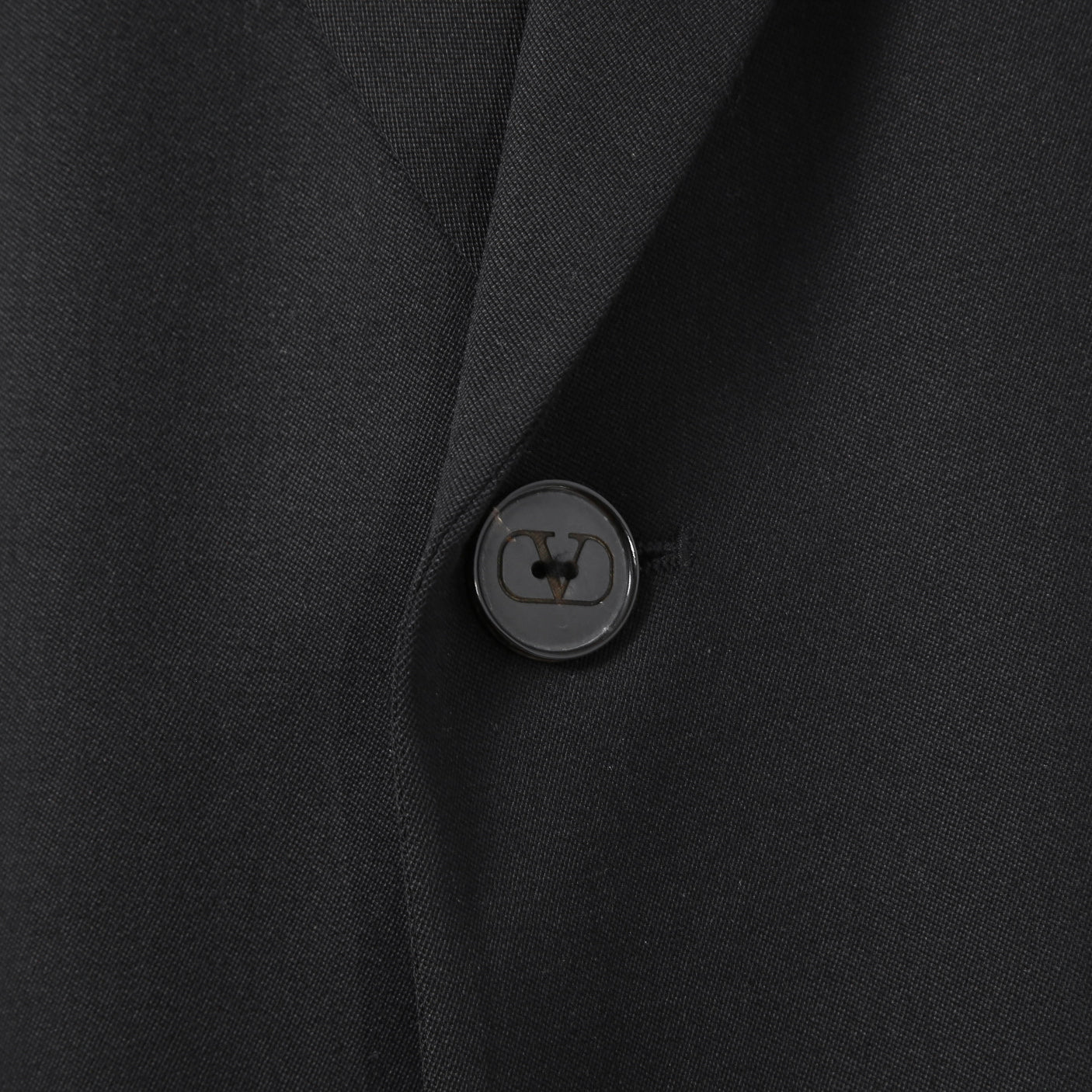 VALENTINO ヴァレンティノ / 現行モデル シングル ブレスト テーラード ジャケット / Vロゴ モノグラム 裏地 / ウール ブレザー /  XV3CED40804 598 / size 46 (BLACK)