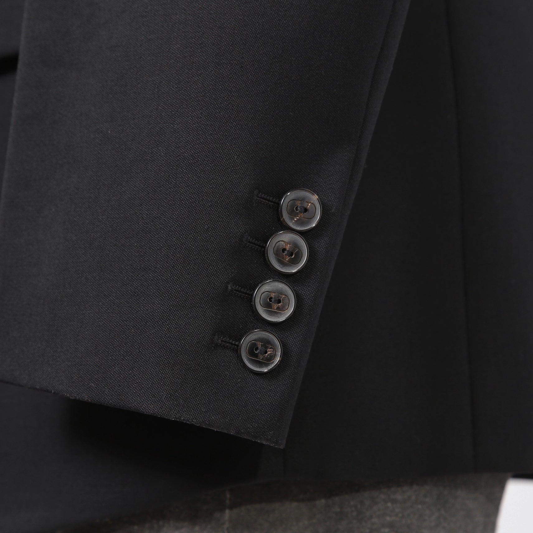 VALENTINO ヴァレンティノ / 現行モデル シングル ブレスト テーラード ジャケット / Vロゴ モノグラム 裏地 / ウール ブレザー /  XV3CED40804 598 / size 46 (BLACK)