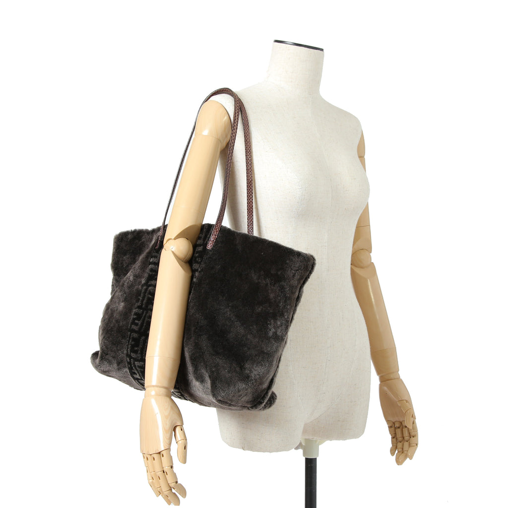 フェンディ / 2011年商品 美品 おまけ付 ズッカ柄 ムートン トート バッグ / SHOPING ROLL BAG MD / 8BH126 00EKE F0NCP / DARK GRAY