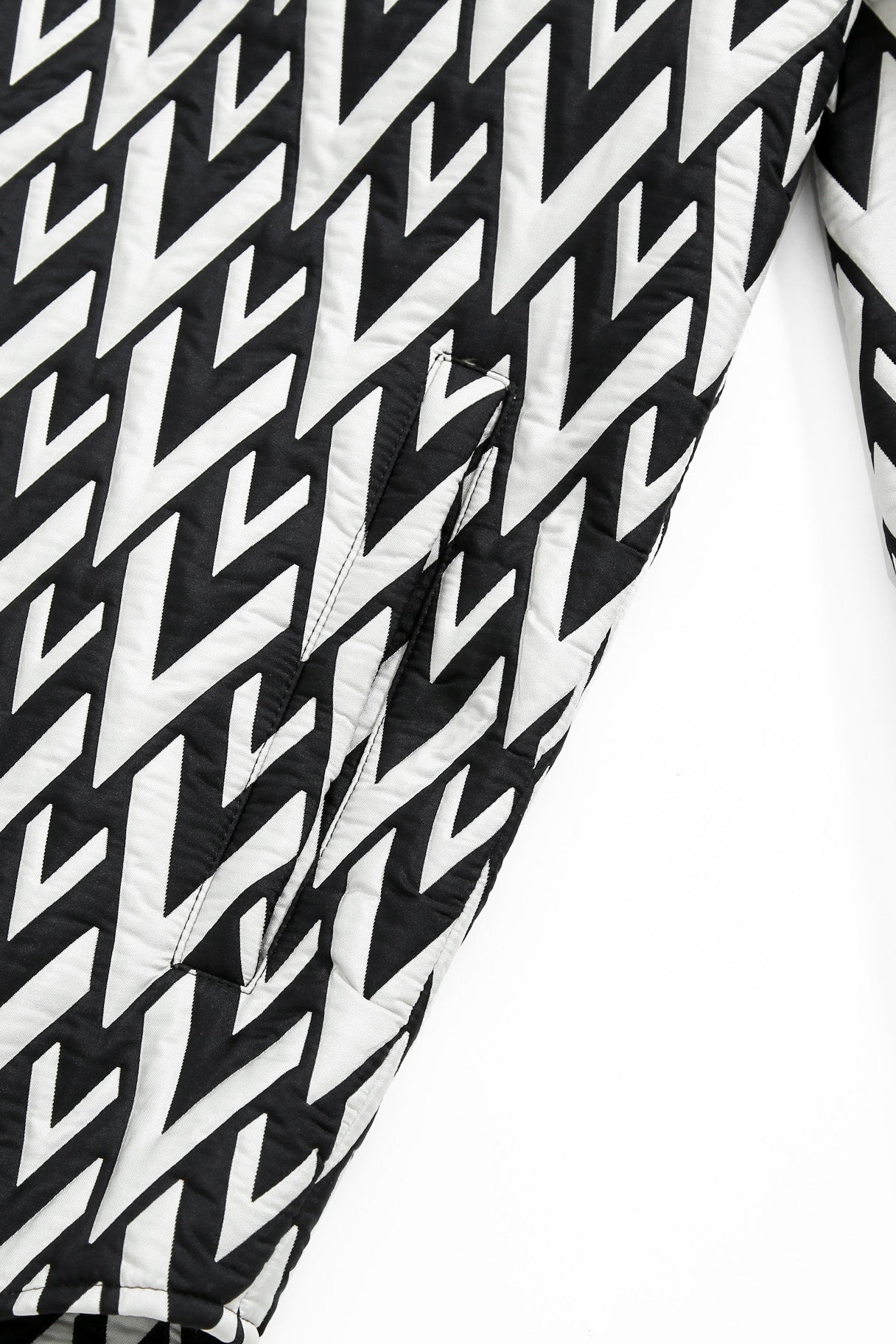 美品 VALENTINO ヴァレンティノ / Vロゴ モノグラム / オーバー シャツ ジャケット / ルーズフィット / size 44 (BLK x WHT)