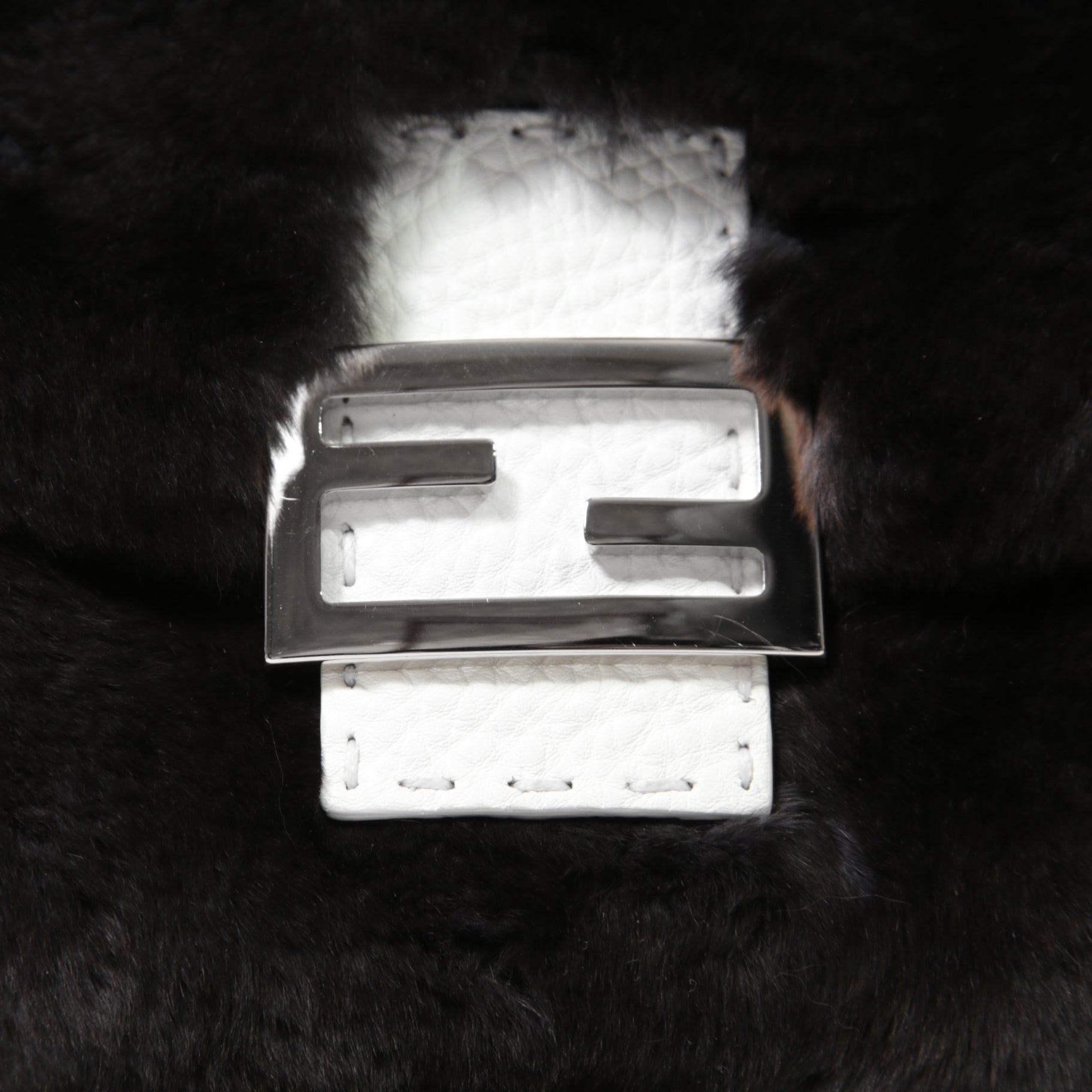 FENDI フェンディ / Mamma Baguette Selleria マンマ バゲット セレリア / ワンショルダーバッグ / ミンクファー ローマ レザー（牛革） / BLACK x WHITE