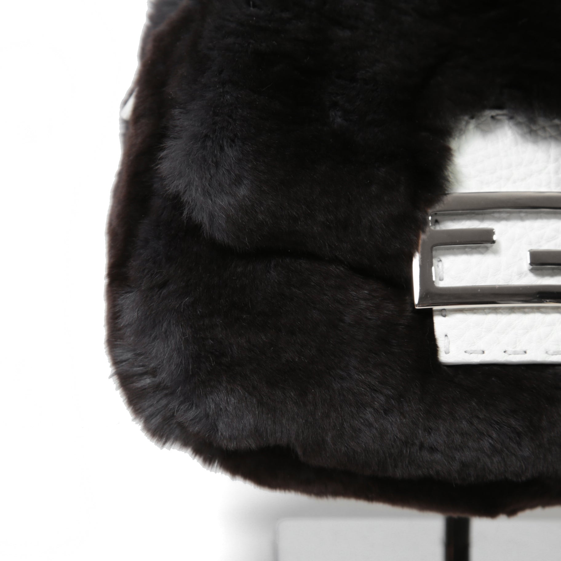 FENDI フェンディ / Mamma Baguette Selleria マンマ バゲット セレリア / ワンショルダーバッグ / ミンクファー ローマ レザー（牛革） / BLACK x WHITE