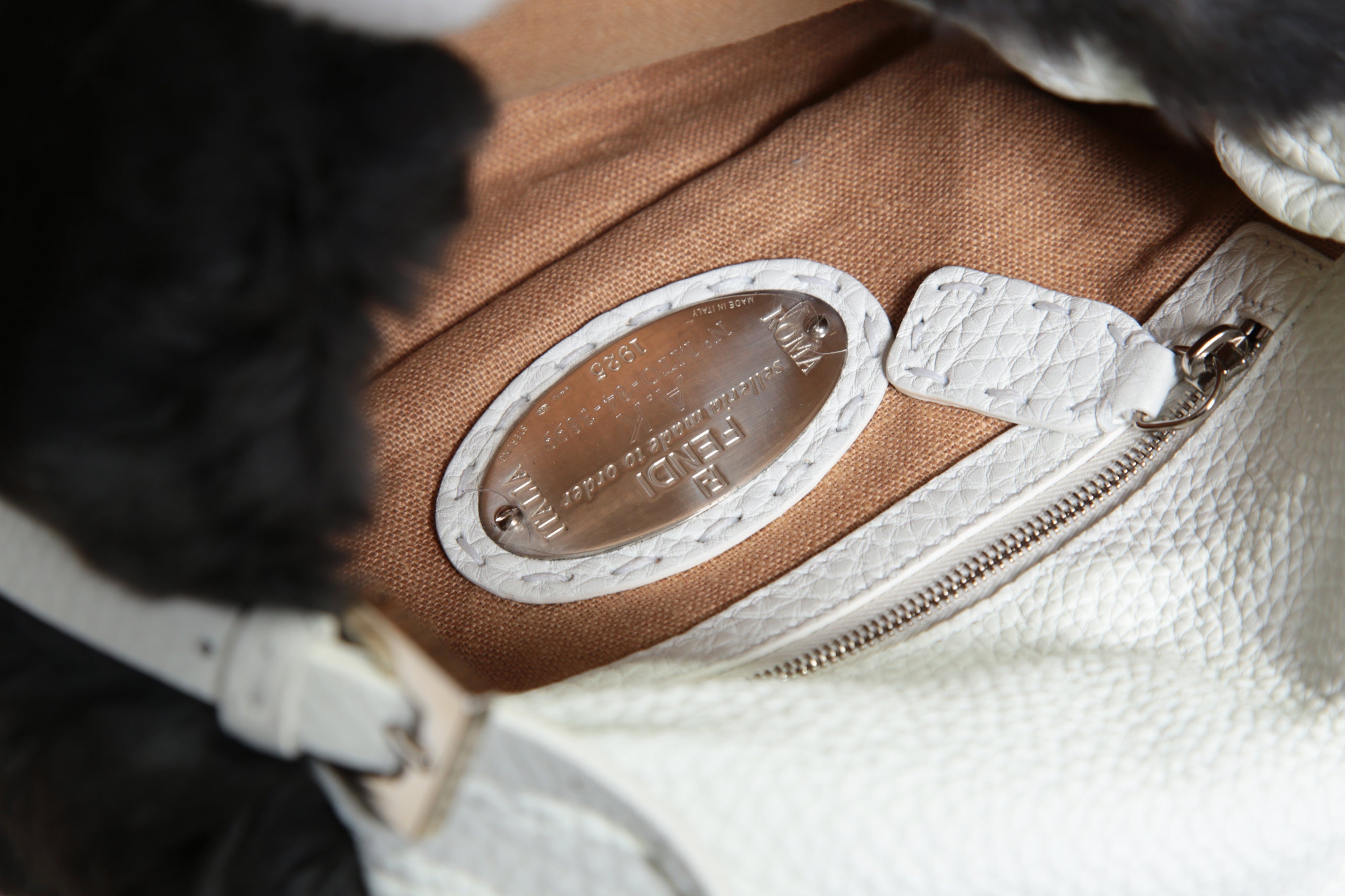 FENDI フェンディ / Mamma Baguette Selleria マンマ バゲット セレリア / ワンショルダーバッグ / ミンクファー ローマ レザー（牛革） / BLACK x WHITE
