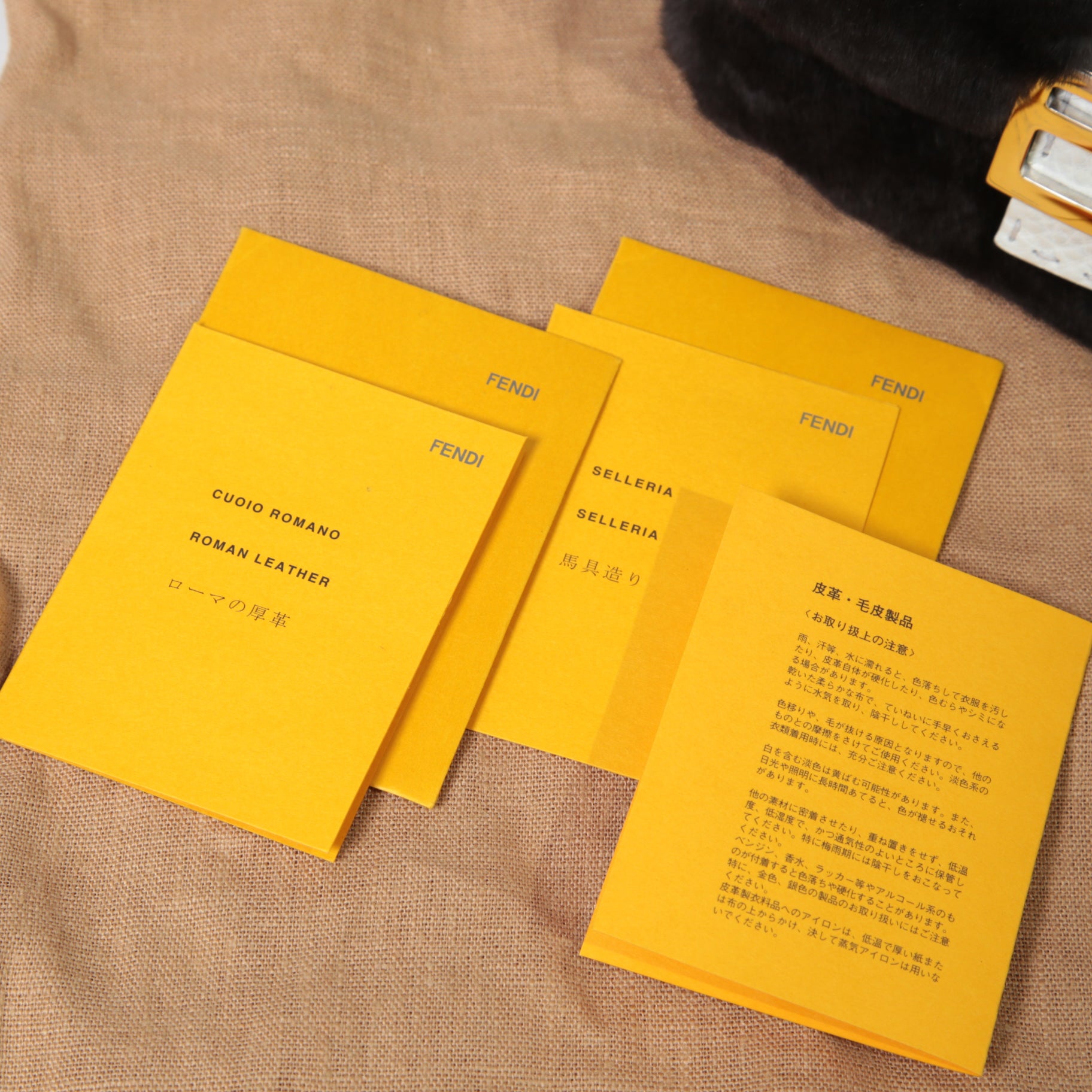 FENDI フェンディ / Mamma Baguette Selleria マンマ バゲット セレリア / ワンショルダーバッグ / ミンクファー ローマ レザー（牛革） / BLACK x WHITE