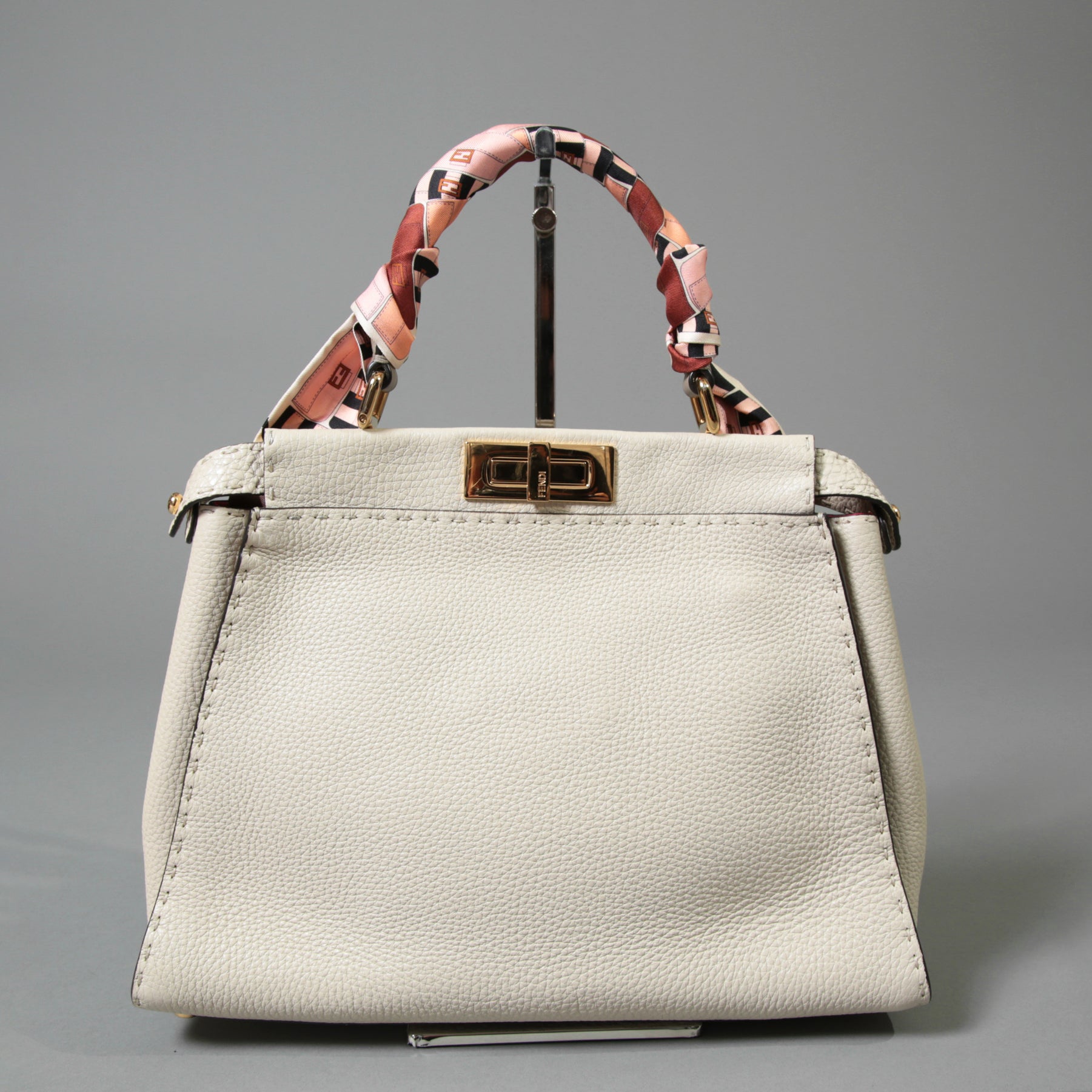 FENDI フェンディ / 美品 selleriaセレリア ピーカブー ミディアム  / カーフレザー / スカーフ付き / クリーム x グレー x ピンク x ゴールド（金具）