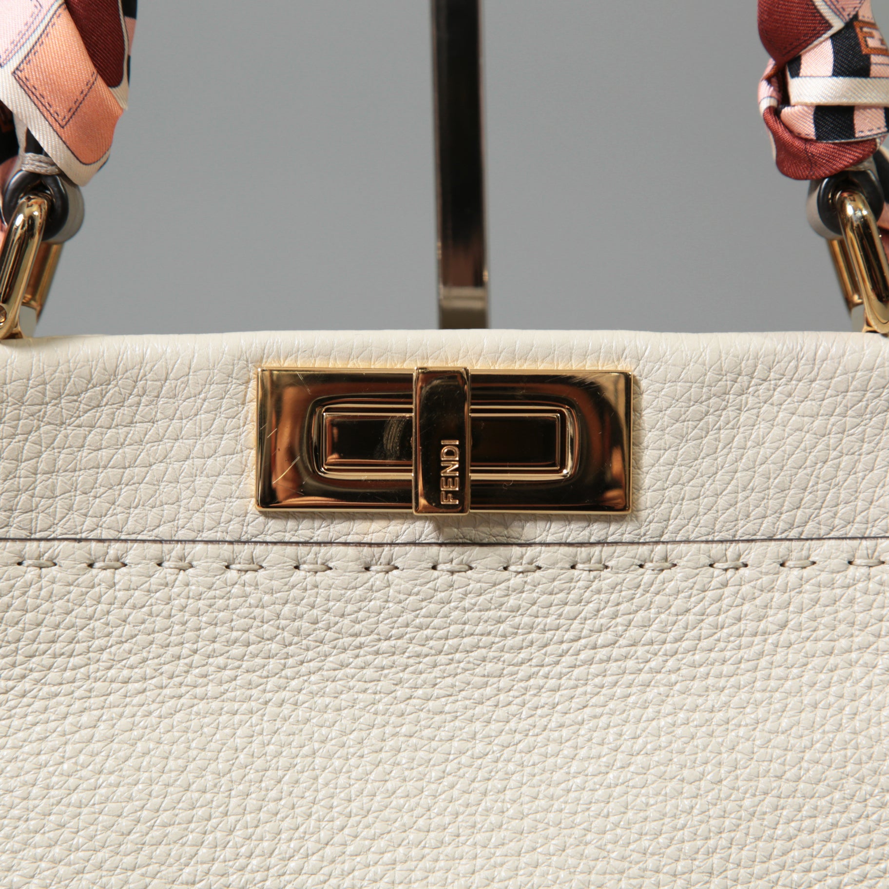 FENDI フェンディ / 美品 selleriaセレリア ピーカブー ミディアム  / カーフレザー / スカーフ付き / クリーム x グレー x ピンク x ゴールド（金具）