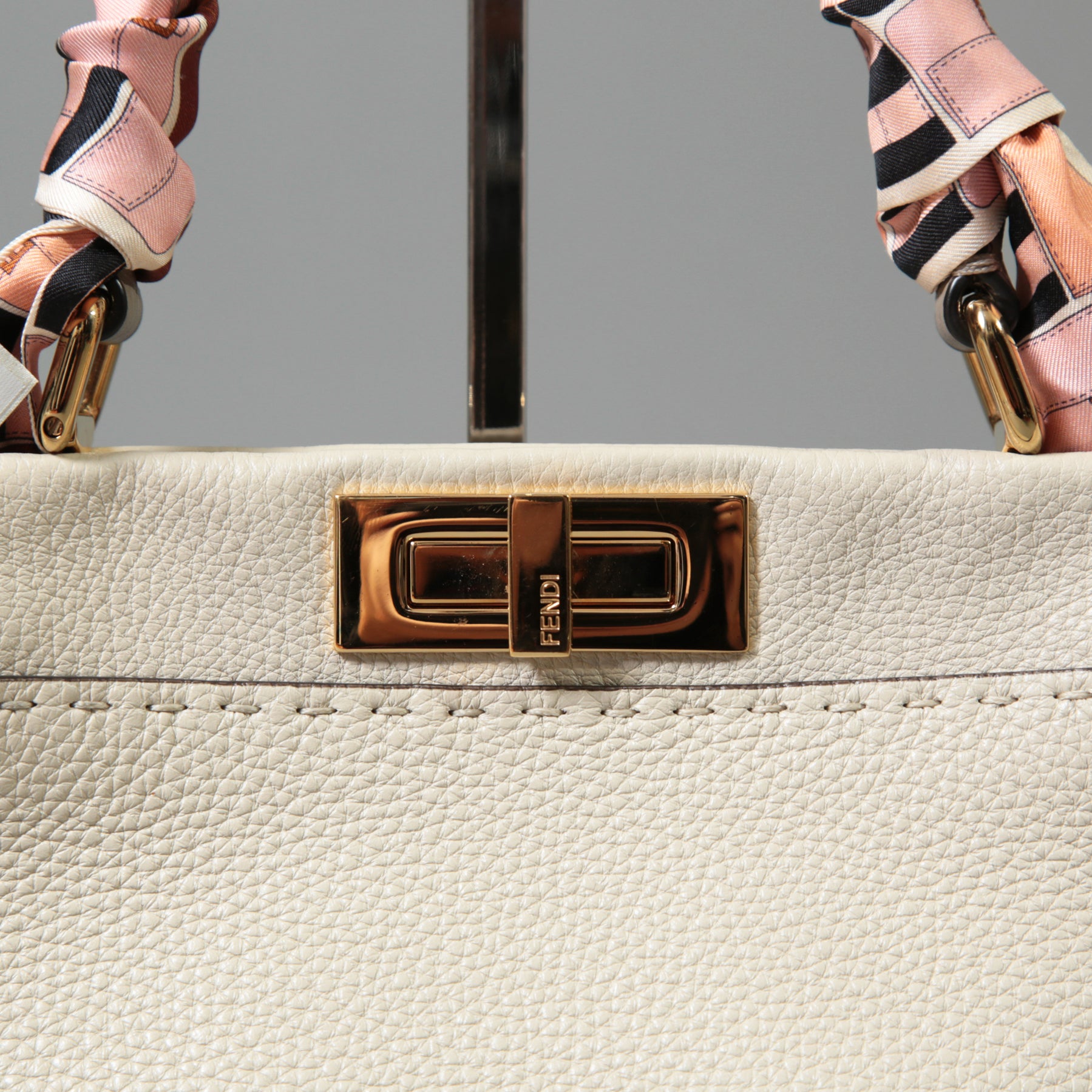 FENDI フェンディ / 美品 selleriaセレリア ピーカブー ミディアム  / カーフレザー / スカーフ付き / クリーム x グレー x ピンク x ゴールド（金具）