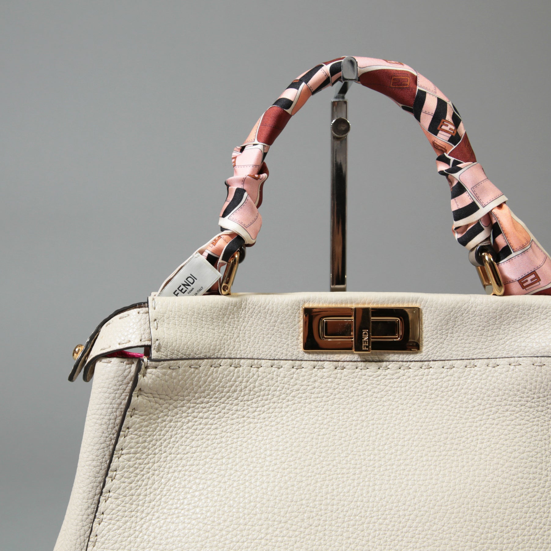 FENDI フェンディ / 美品 selleriaセレリア ピーカブー ミディアム  / カーフレザー / スカーフ付き / クリーム x グレー x ピンク x ゴールド（金具）