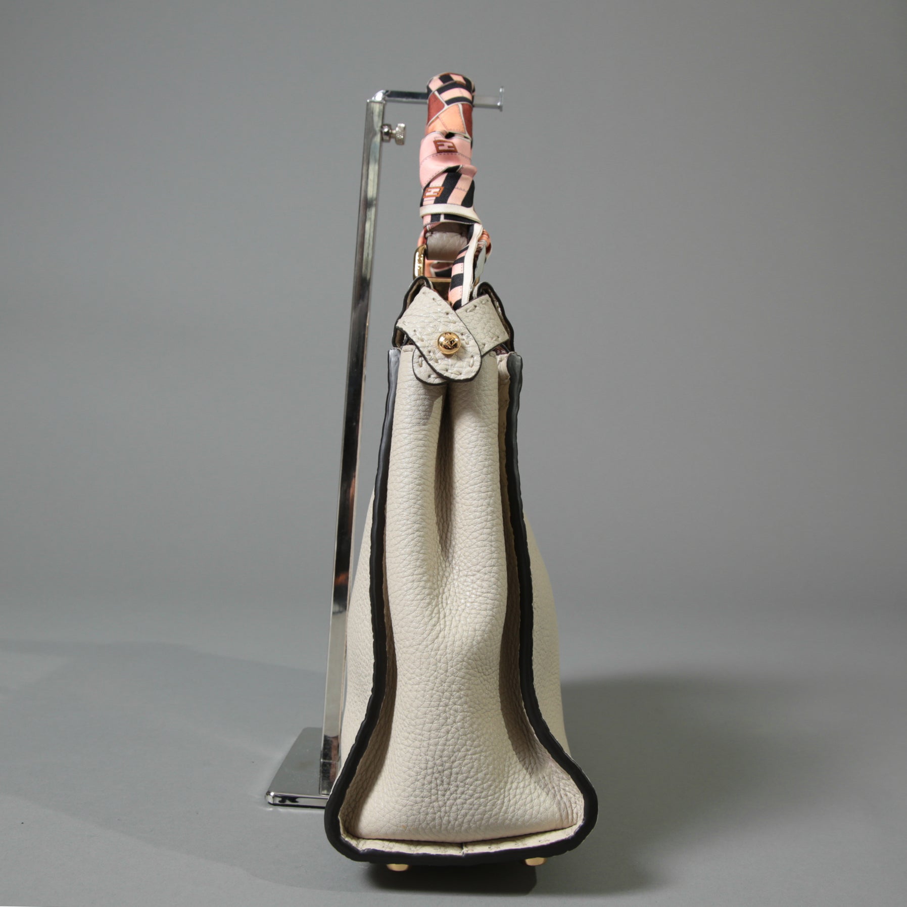 FENDI フェンディ / 美品 selleriaセレリア ピーカブー ミディアム  / カーフレザー / スカーフ付き / クリーム x グレー x ピンク x ゴールド（金具）