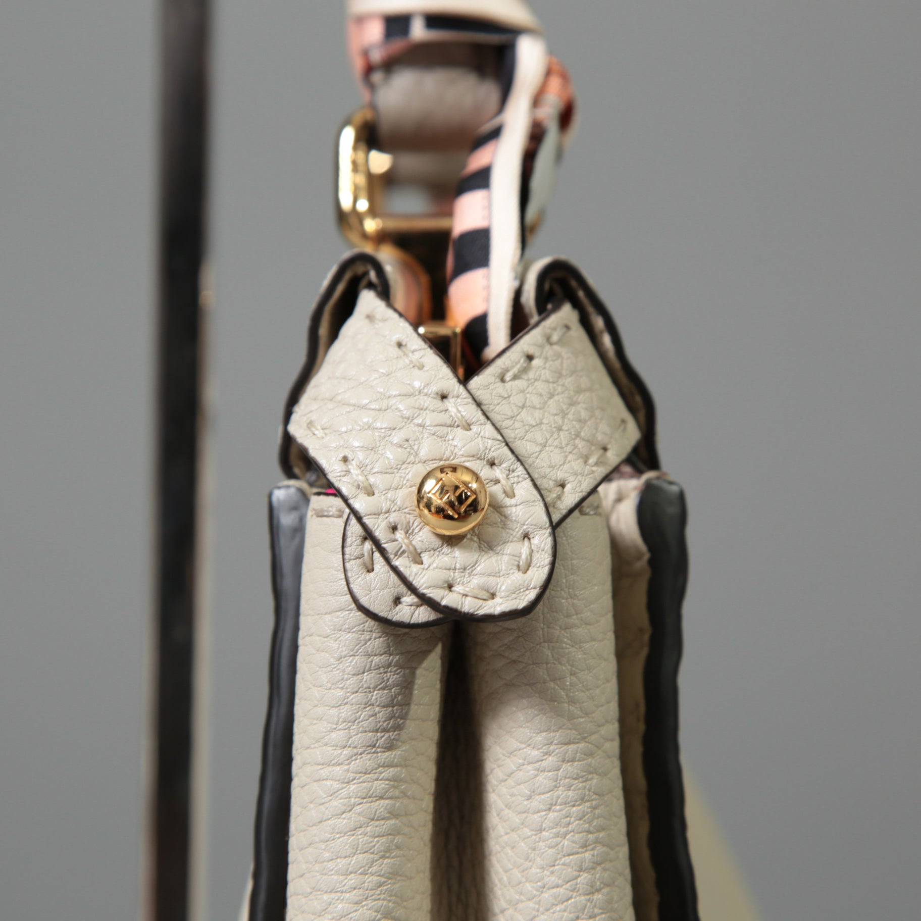 FENDI フェンディ / 美品 selleriaセレリア ピーカブー ミディアム  / カーフレザー / スカーフ付き / クリーム x グレー x ピンク x ゴールド（金具）