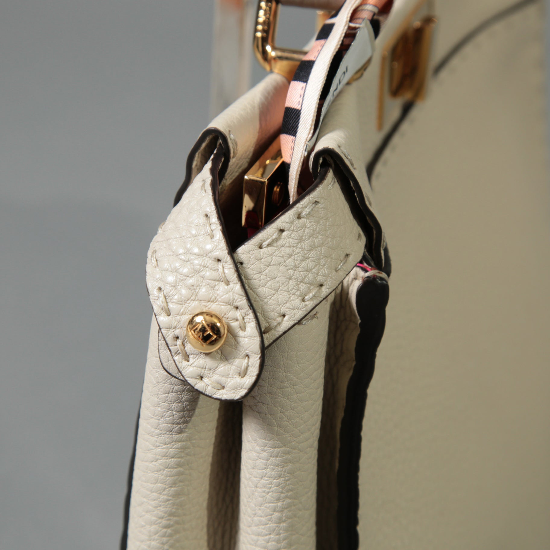 FENDI フェンディ / 美品 selleriaセレリア ピーカブー ミディアム  / カーフレザー / スカーフ付き / クリーム x グレー x ピンク x ゴールド（金具）