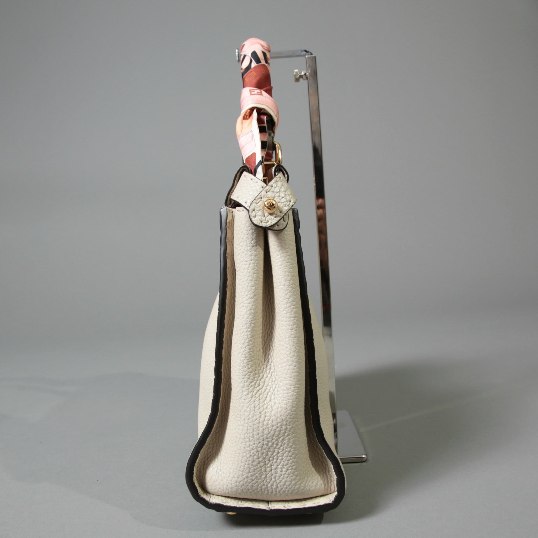 FENDI フェンディ / 美品 selleriaセレリア ピーカブー ミディアム  / カーフレザー / スカーフ付き / クリーム x グレー x ピンク x ゴールド（金具）