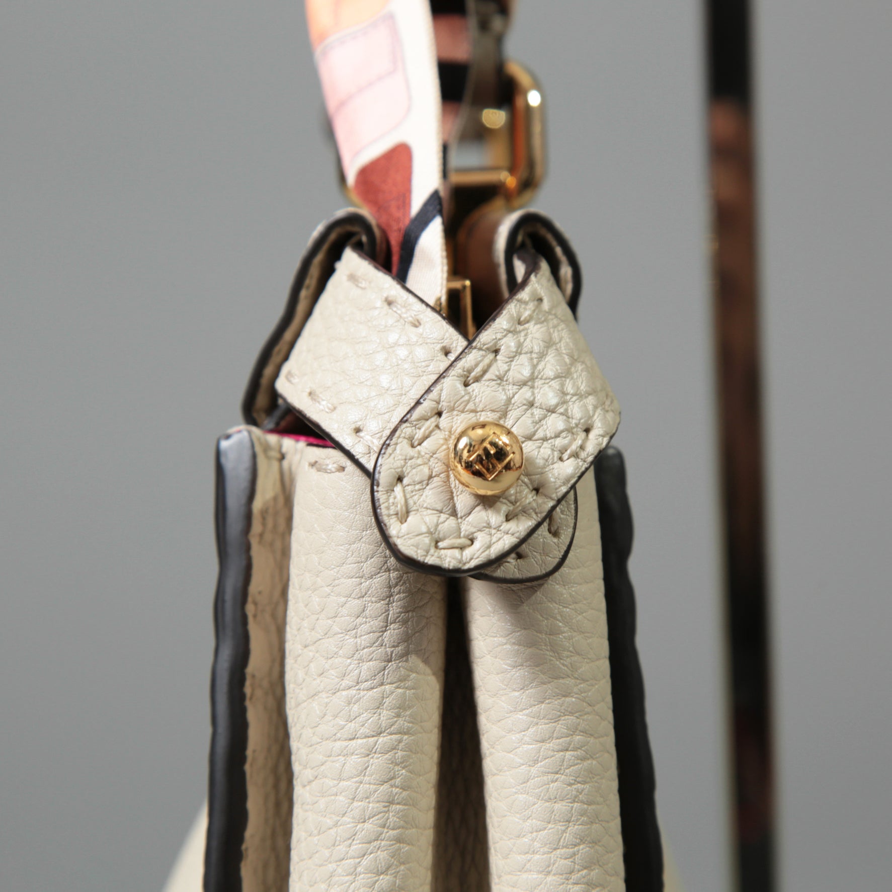 FENDI フェンディ / 美品 selleriaセレリア ピーカブー ミディアム  / カーフレザー / スカーフ付き / クリーム x グレー x ピンク x ゴールド（金具）