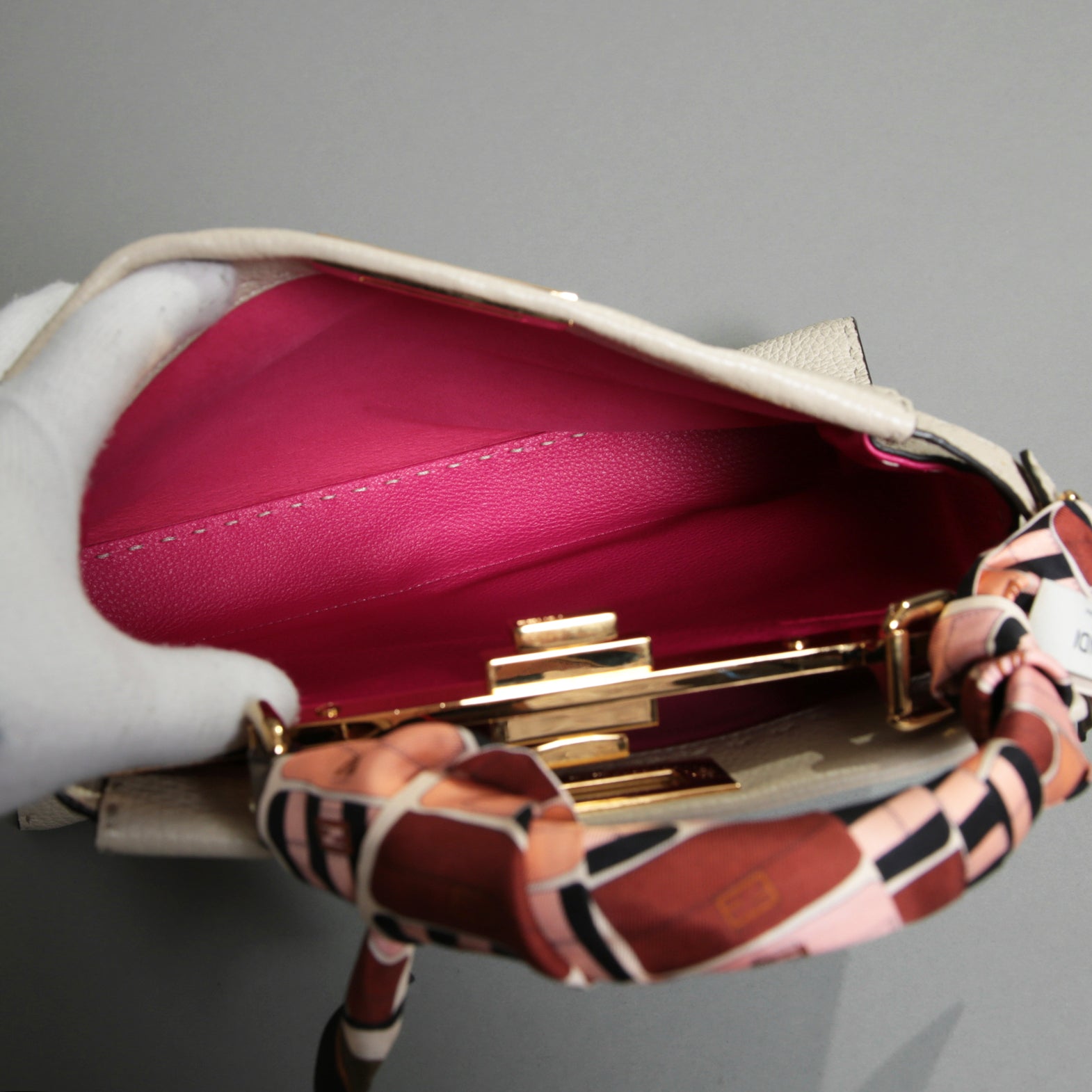 FENDI フェンディ / 美品 selleriaセレリア ピーカブー ミディアム  / カーフレザー / スカーフ付き / クリーム x グレー x ピンク x ゴールド（金具）