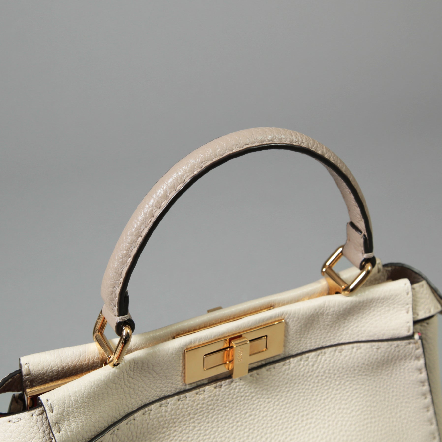 FENDI フェンディ / 美品 selleriaセレリア ピーカブー ミディアム  / カーフレザー / スカーフ付き / クリーム x グレー x ピンク x ゴールド（金具）