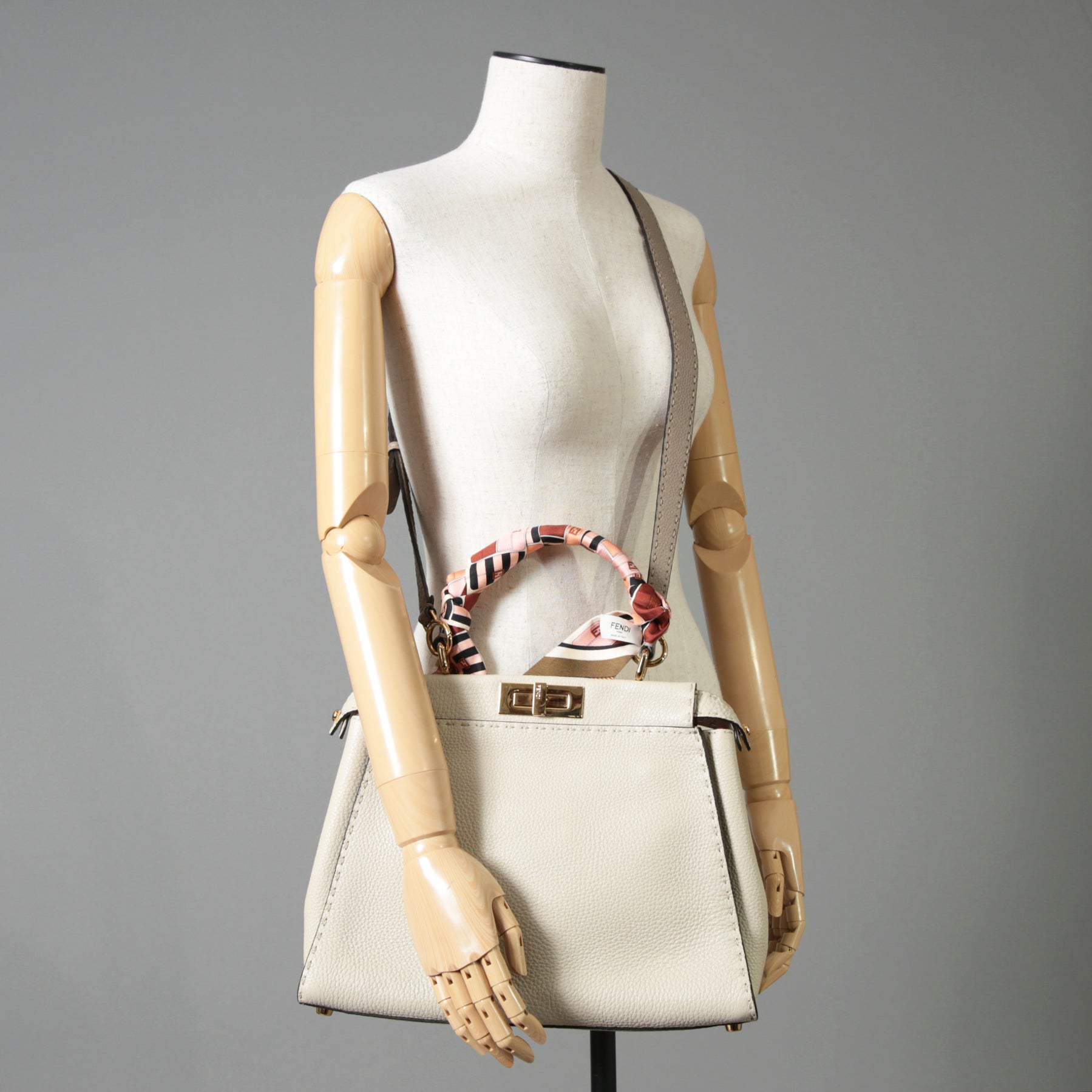 FENDI フェンディ / 美品 selleriaセレリア ピーカブー ミディアム  / カーフレザー / スカーフ付き / クリーム x グレー x ピンク x ゴールド（金具）