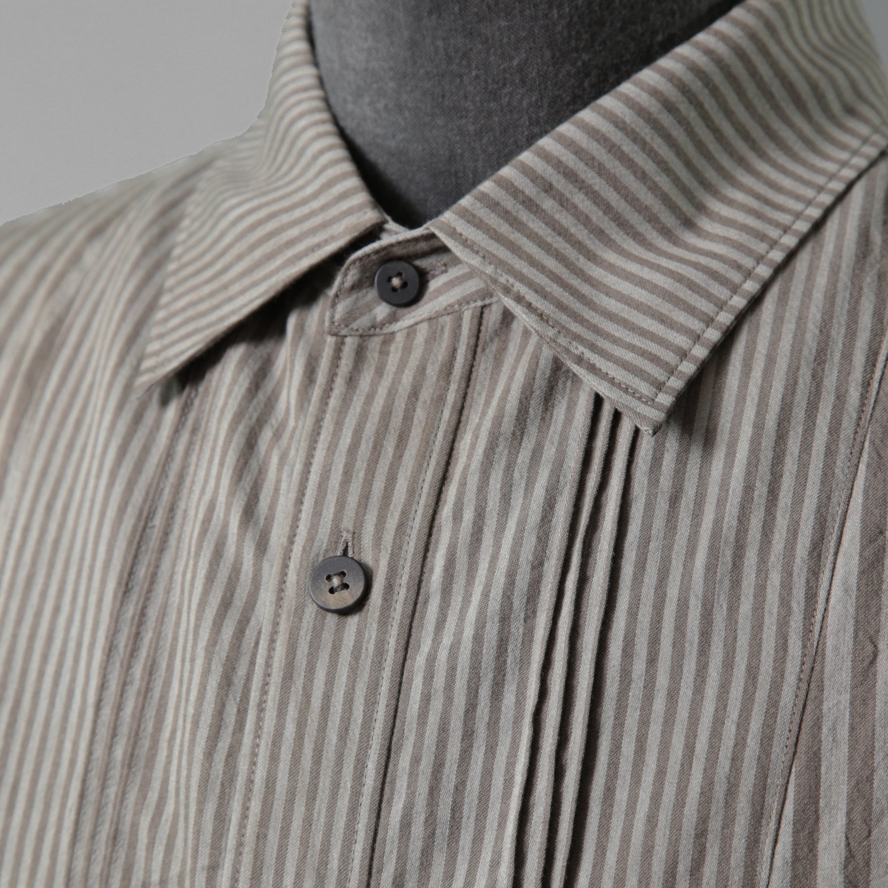 ZIGGY CHEN ジギーチェン / 24AW 美品 Pleated Stripe Shirt / 長袖シャツ/ 0M2430717 / size 44 (GRAY）