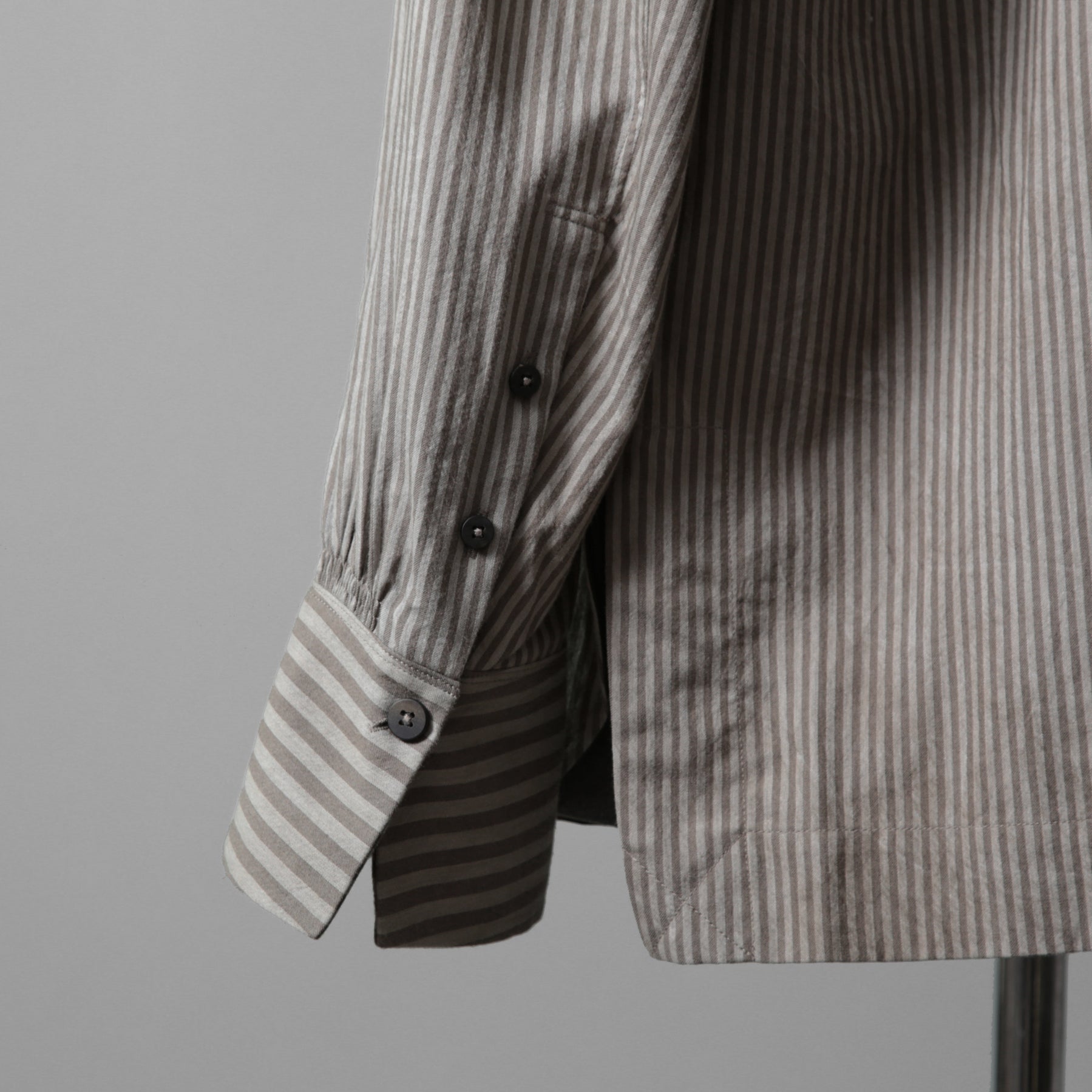 ZIGGY CHEN ジギーチェン / 24AW 美品 Pleated Stripe Shirt / 長袖シャツ/ 0M2430717 / size 44 (GRAY）