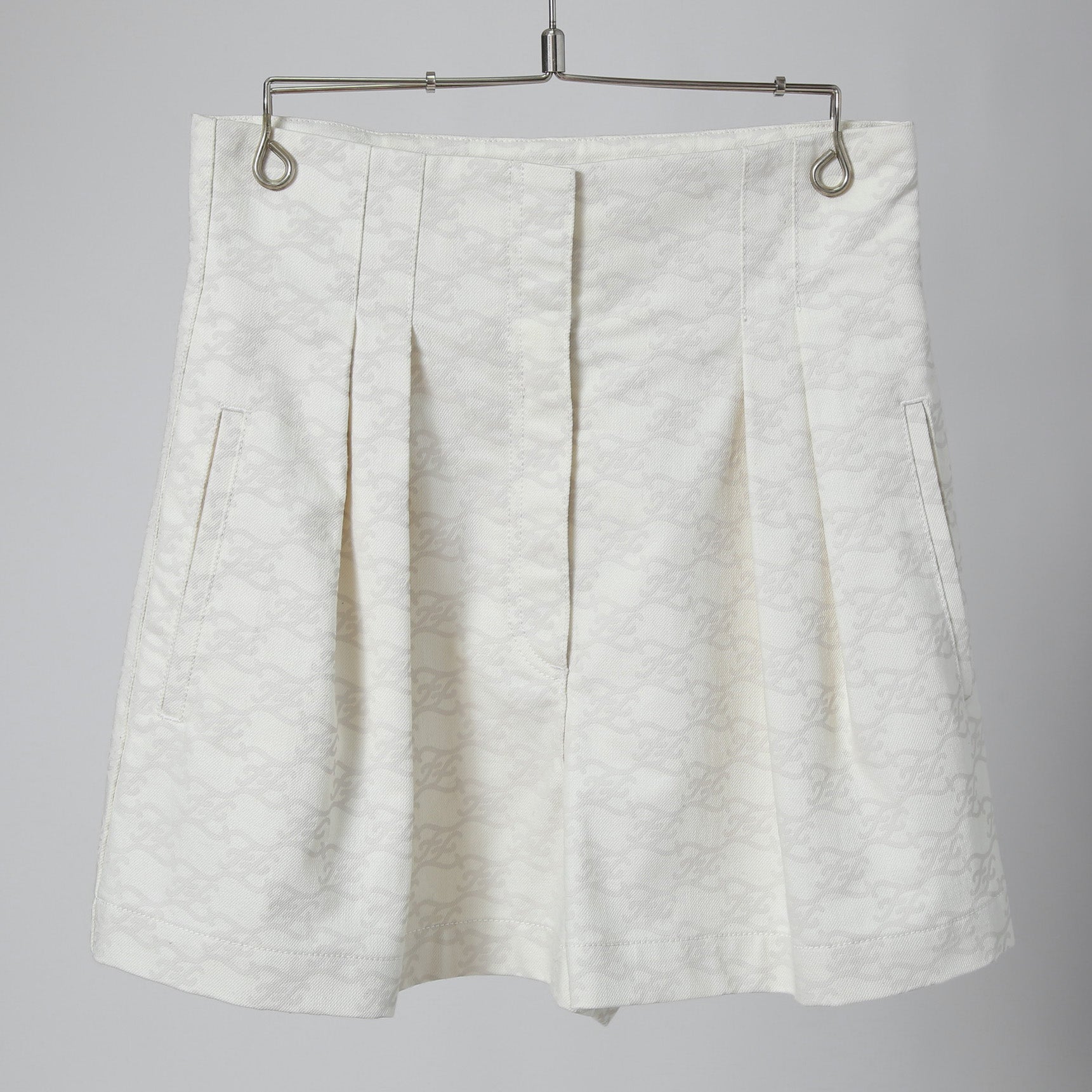 極上美品 FENDI フェンディ / 21SS カーリグラフィー ハイウエスト デニム ショートパンツ タック入り / FLP635 AGUE / size 42 (XL) WHITE