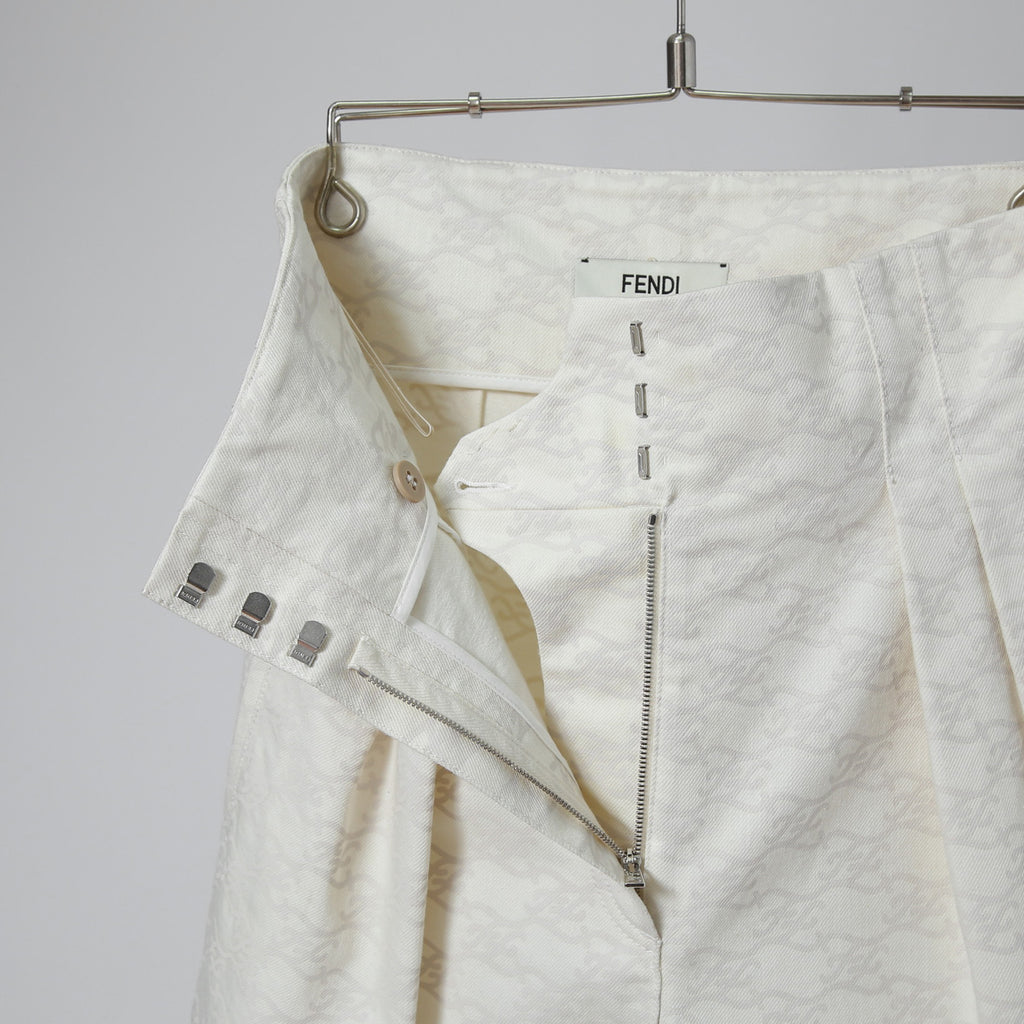 極上美品 FENDI フェンディ / 21SS カーリグラフィー ハイウエスト デニム ショートパンツ タック入り / FLP635 AGUE / size 42 (XL) WHITE