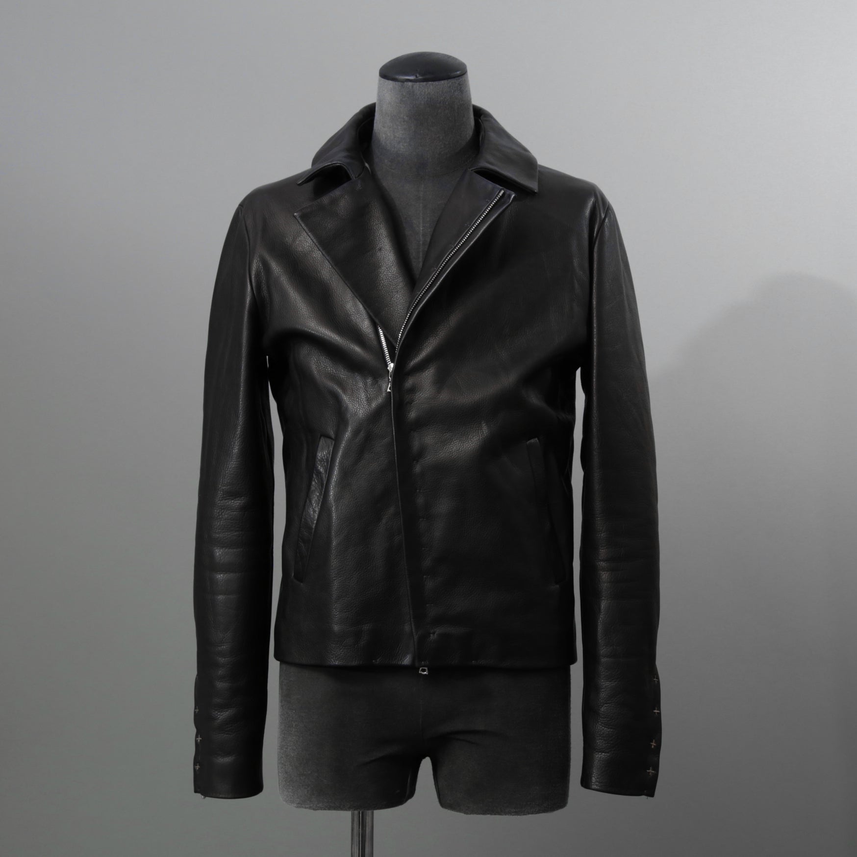 m.a+ エムエークロス / 23SS 美品 Silver Crosses Sleeve Diagonal Zip Biker Jacket / J1/S+/SY1.0 / GUIDI CALF / レザー ジャケット / size 48 (BLACK) maurizio amadei