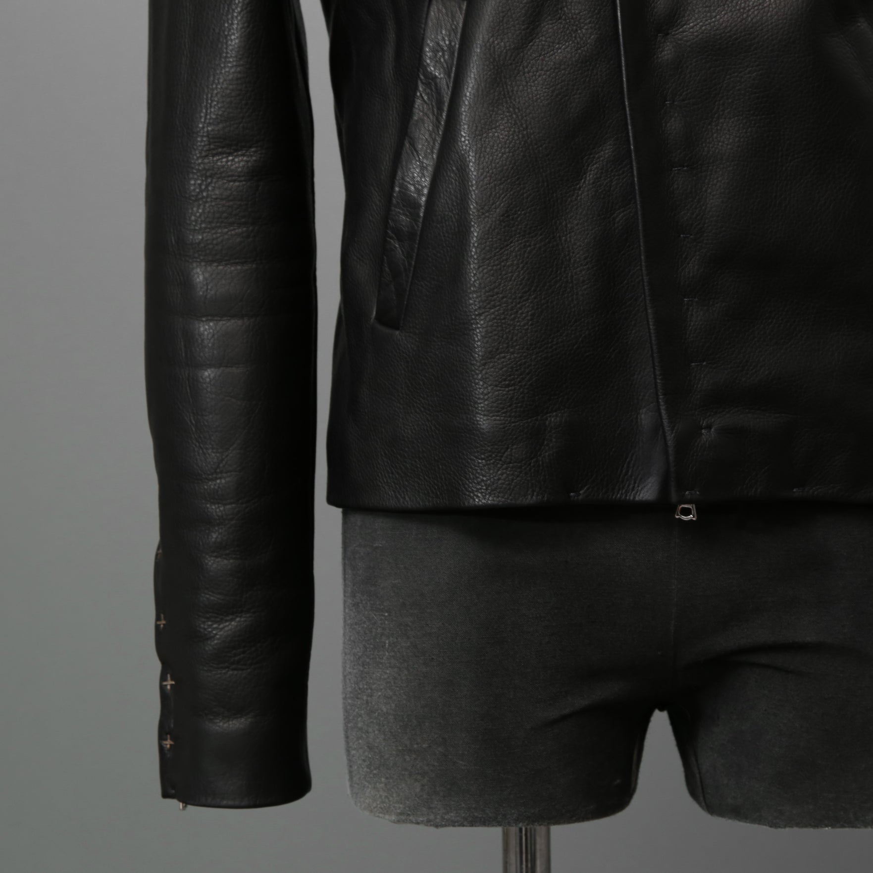 m.a+ エムエークロス / 23SS 美品 Silver Crosses Sleeve Diagonal Zip Biker Jacket / J1/S+/SY1.0 / GUIDI CALF / レザー ジャケット / size 48 (BLACK) maurizio amadei