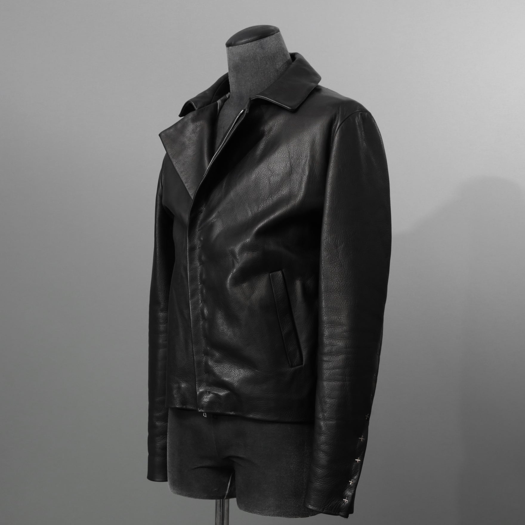 m.a+ エムエークロス / 23SS 美品 Silver Crosses Sleeve Diagonal Zip Biker Jacket / J1/S+/SY1.0 / GUIDI CALF / レザー ジャケット / size 48 (BLACK) maurizio amadei