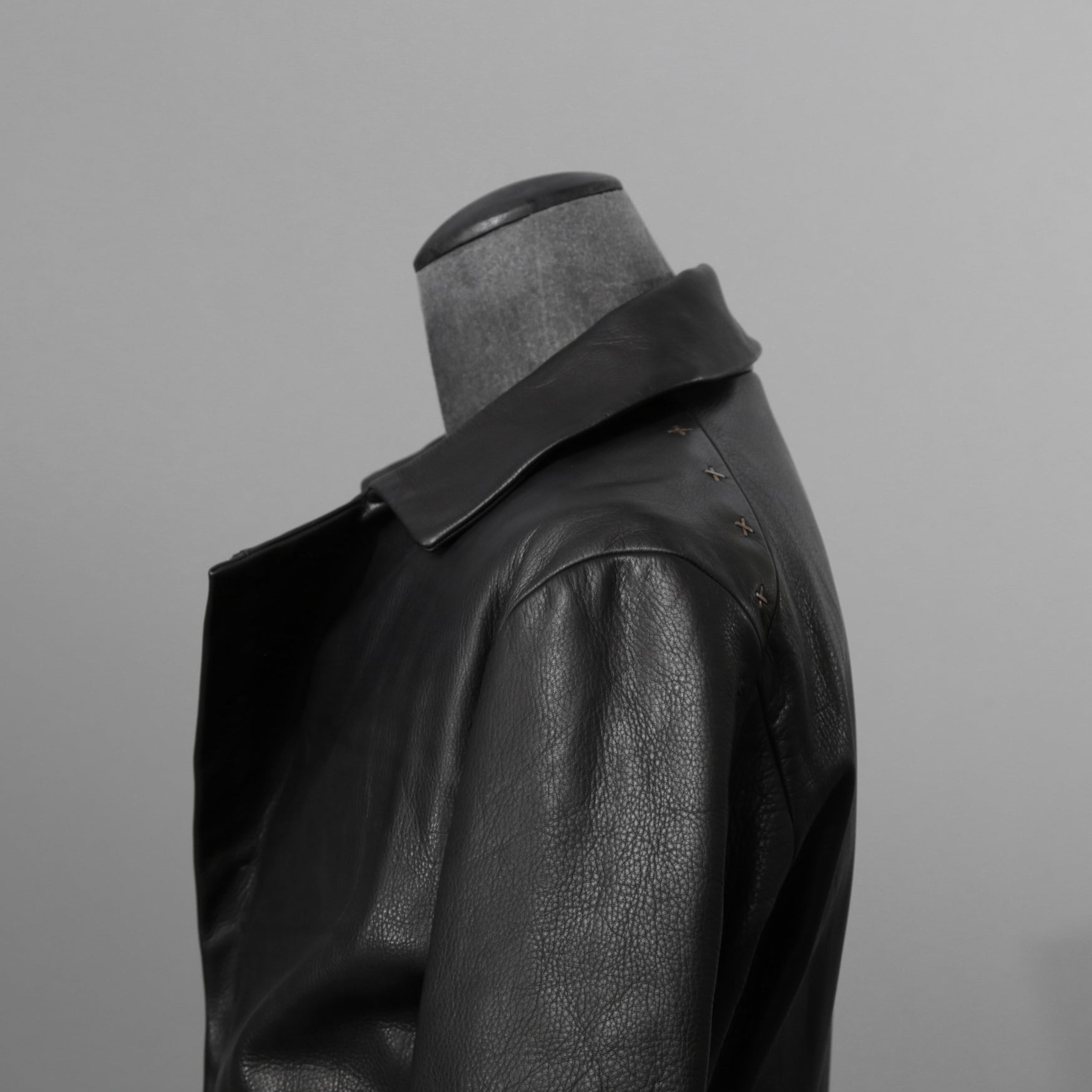 m.a+ エムエークロス / 23SS 美品 Silver Crosses Sleeve Diagonal Zip Biker Jacket / J1/S+/SY1.0 / GUIDI CALF / レザー ジャケット / size 48 (BLACK) maurizio amadei