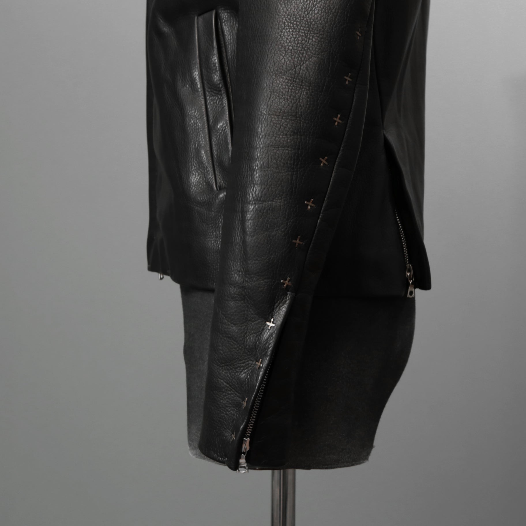 m.a+ エムエークロス / 23SS 美品 Silver Crosses Sleeve Diagonal Zip Biker Jacket / J1/S+/SY1.0 / GUIDI CALF / レザー ジャケット / size 48 (BLACK) maurizio amadei