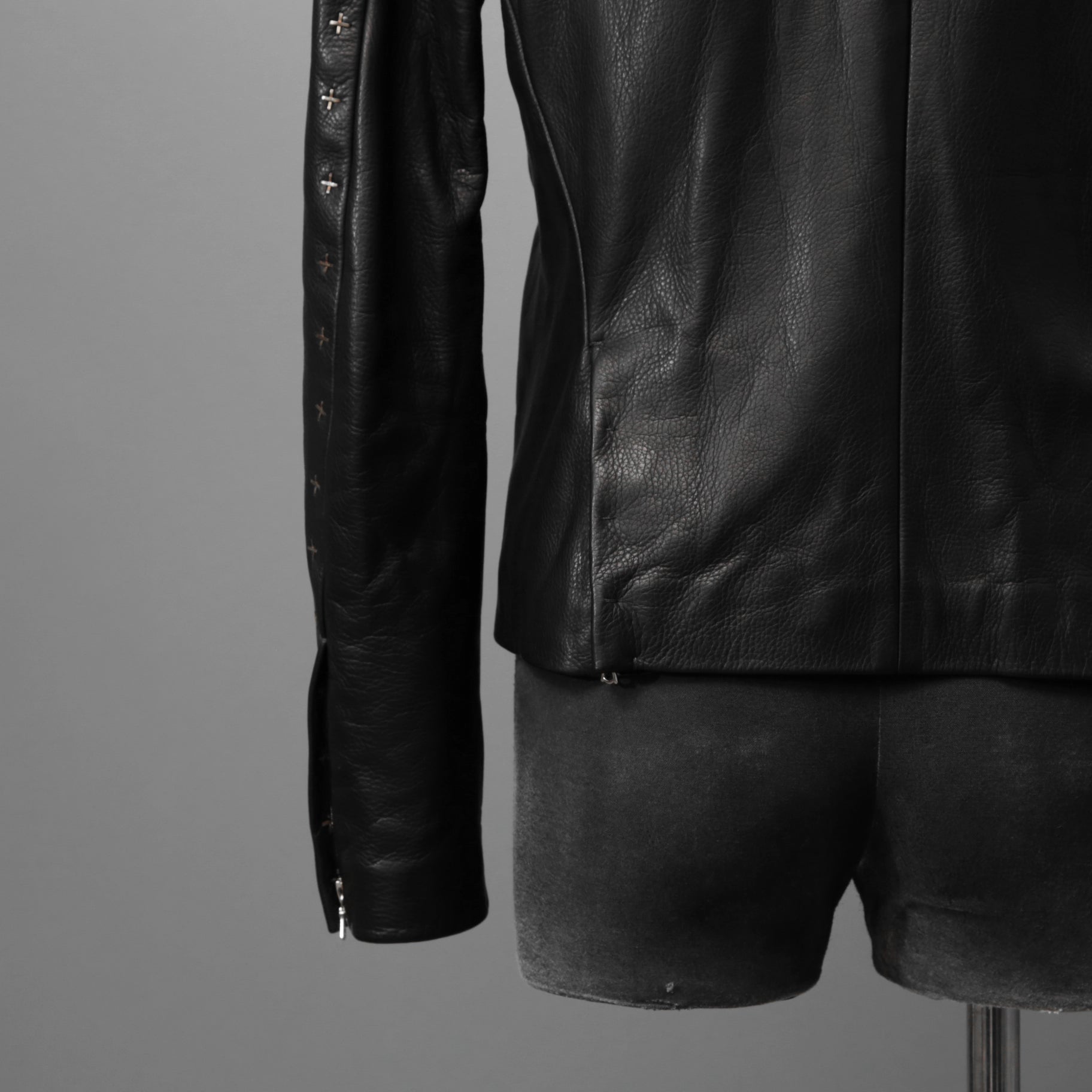 m.a+ エムエークロス / 23SS 美品 Silver Crosses Sleeve Diagonal Zip Biker Jacket / J1/S+/SY1.0 / GUIDI CALF / レザー ジャケット / size 48 (BLACK) maurizio amadei