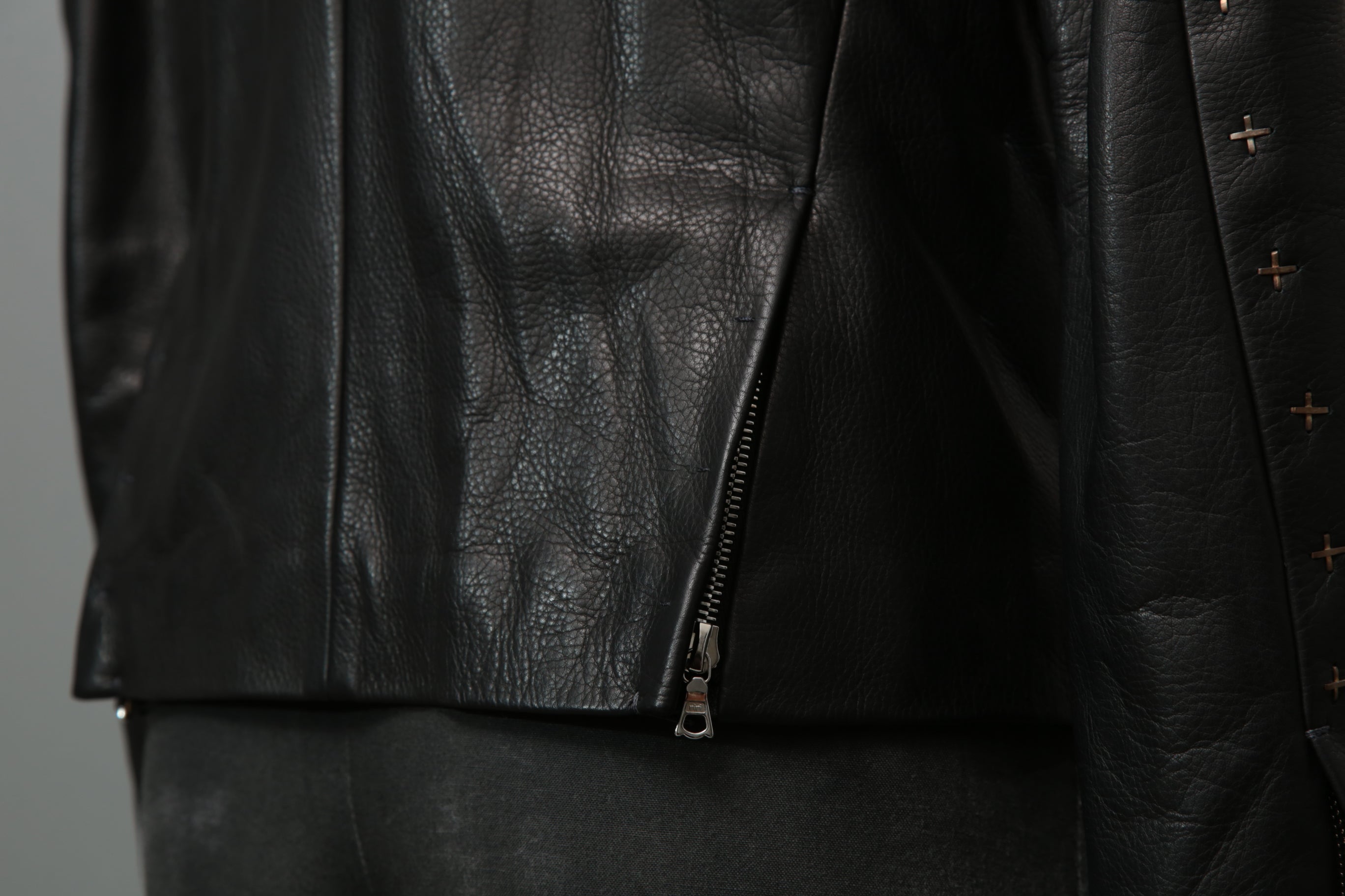 m.a+ エムエークロス / 23SS 美品 Silver Crosses Sleeve Diagonal Zip Biker Jacket / J1/S+/SY1.0 / GUIDI CALF / レザー ジャケット / size 48 (BLACK) maurizio amadei