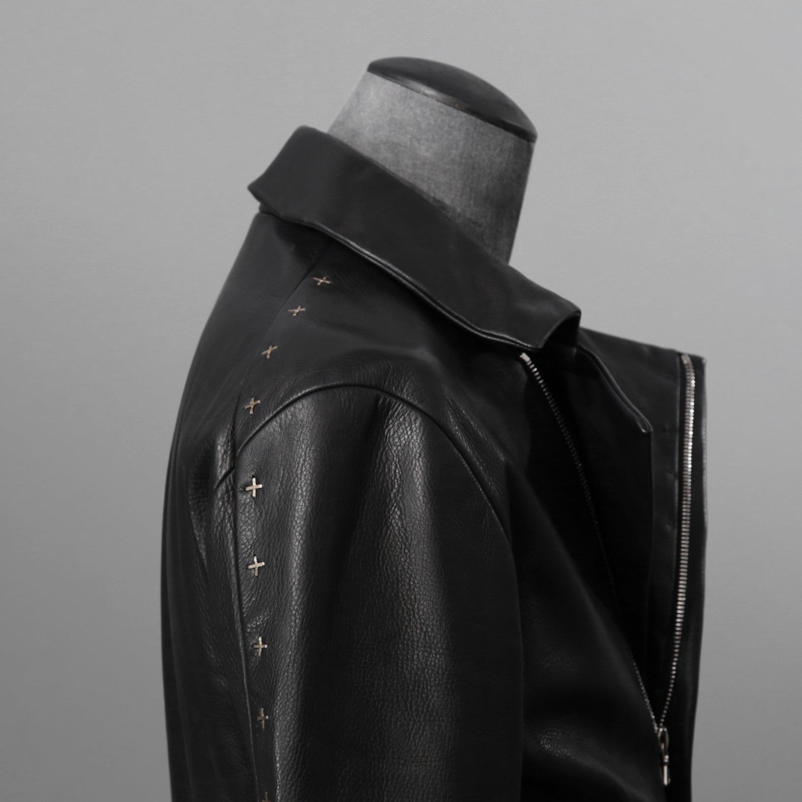 m.a+ エムエークロス / 23SS 美品 Silver Crosses Sleeve Diagonal Zip Biker Jacket / J1/S+/SY1.0 / GUIDI CALF / レザー ジャケット / size 48 (BLACK) maurizio amadei