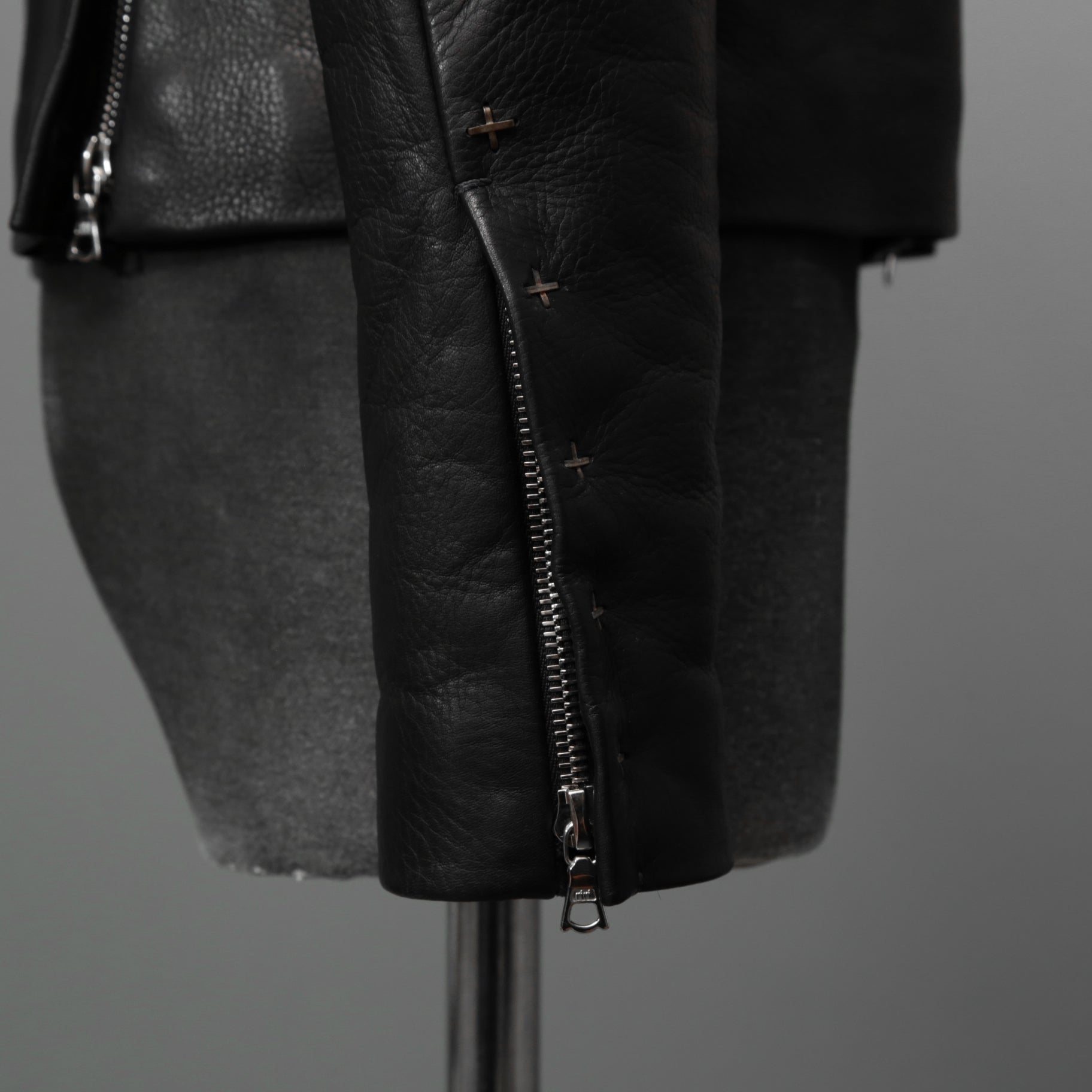 m.a+ エムエークロス / 23SS 美品 Silver Crosses Sleeve Diagonal Zip Biker Jacket / J1/S+/SY1.0 / GUIDI CALF / レザー ジャケット / size 48 (BLACK) maurizio amadei