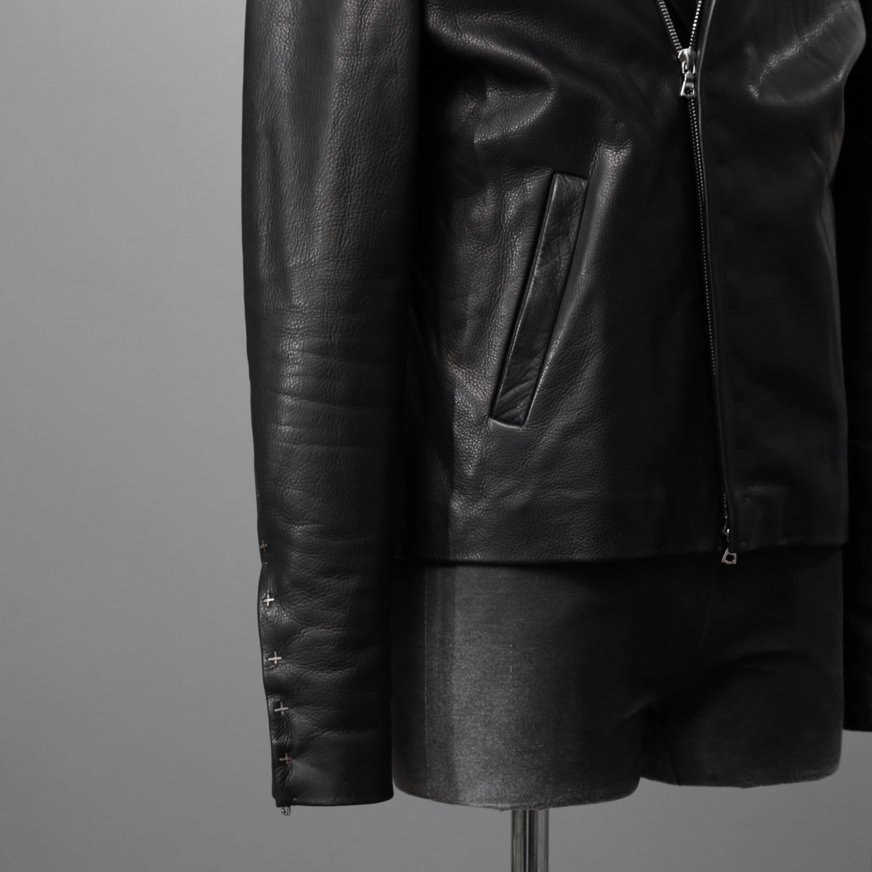 m.a+ エムエークロス / 23SS 美品 Silver Crosses Sleeve Diagonal Zip Biker Jacket / J1/S+/SY1.0 / GUIDI CALF / レザー ジャケット / size 48 (BLACK) maurizio amadei