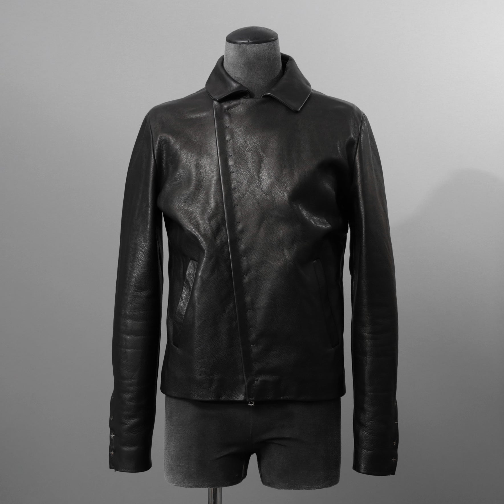 m.a+ エムエークロス / 23SS 美品 Silver Crosses Sleeve Diagonal Zip Biker Jacket / J1/S+/SY1.0 / GUIDI CALF / レザー ジャケット / size 48 (BLACK) maurizio amadei