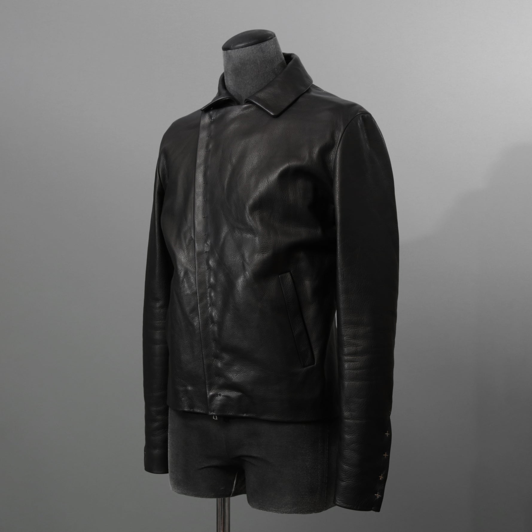 m.a+ エムエークロス / 23SS 美品 Silver Crosses Sleeve Diagonal Zip Biker Jacket / J1/S+/SY1.0 / GUIDI CALF / レザー ジャケット / size 48 (BLACK) maurizio amadei