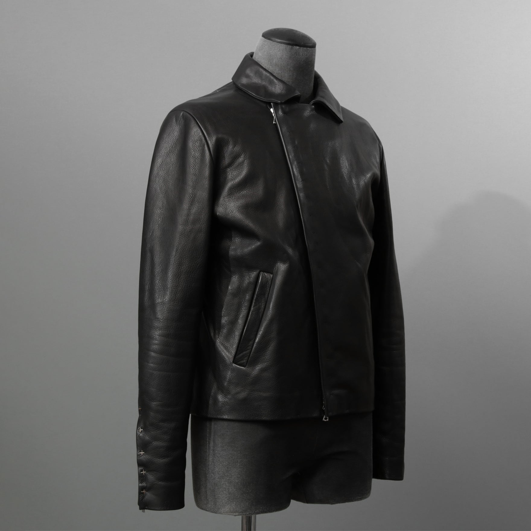 m.a+ エムエークロス / 23SS 美品 Silver Crosses Sleeve Diagonal Zip Biker Jacket / J1/S+/SY1.0 / GUIDI CALF / レザー ジャケット / size 48 (BLACK) maurizio amadei