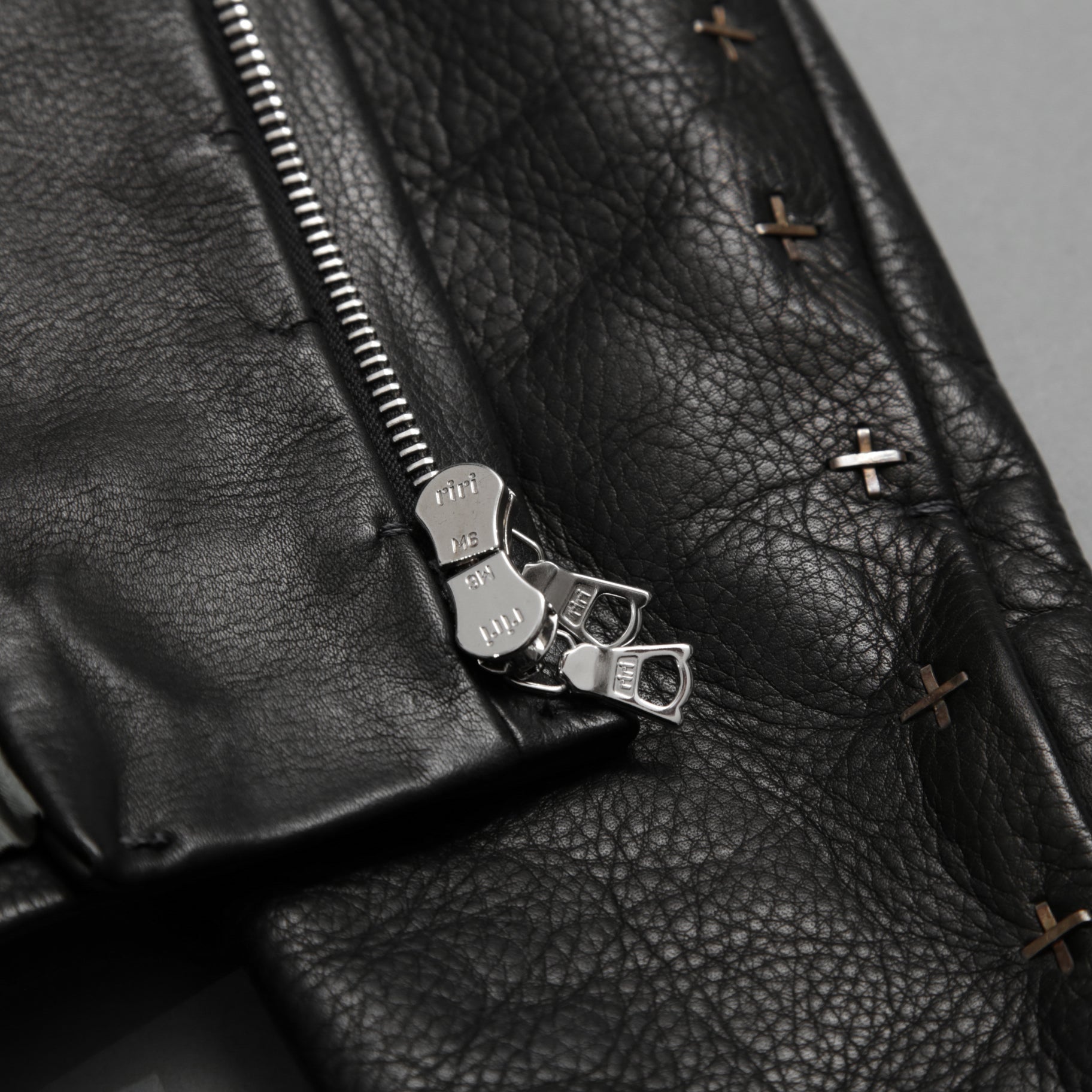 m.a+ エムエークロス / 23SS 美品 Silver Crosses Sleeve Diagonal Zip Biker Jacket / J1/S+/SY1.0 / GUIDI CALF / レザー ジャケット / size 48 (BLACK) maurizio amadei