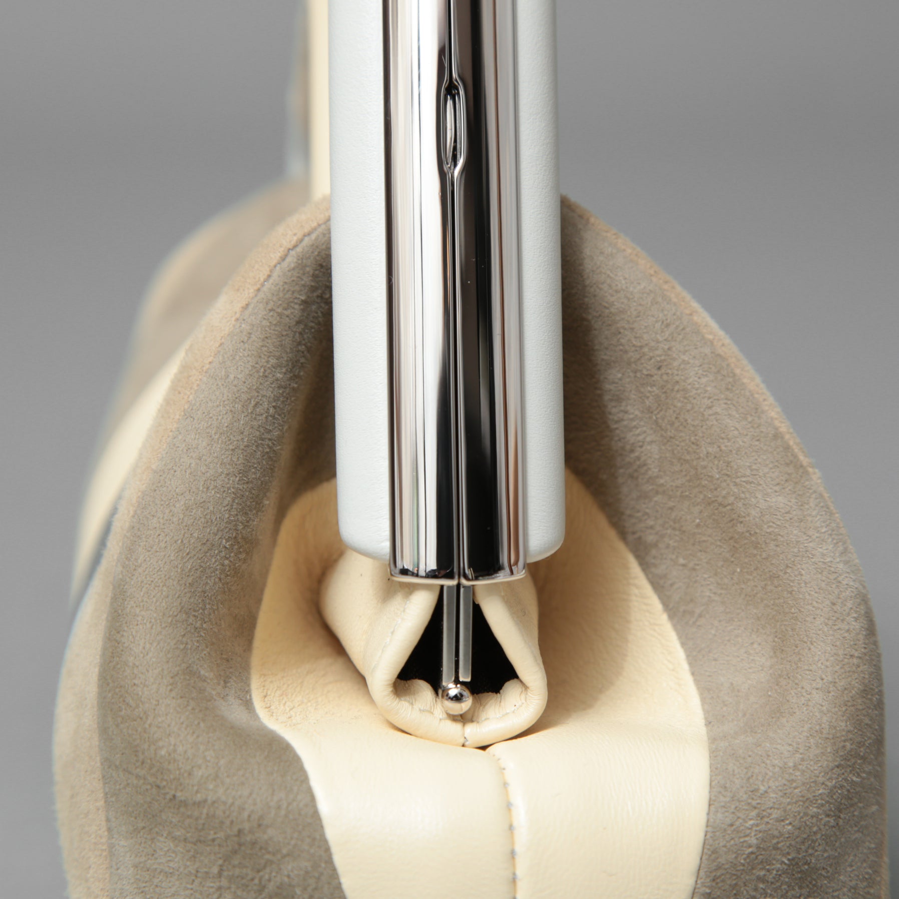 FENDI フェンディ / 22SS 美品 First Smallファースト スモール レザー ショルダーバッグ / スエード ベージュ / 8BP129 AJSB