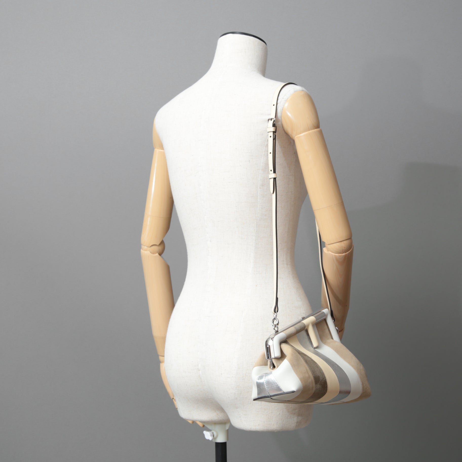 FENDI フェンディ / 22SS 美品 First Smallファースト スモール レザー ショルダーバッグ / スエード ベージュ / 8BP129 AJSB