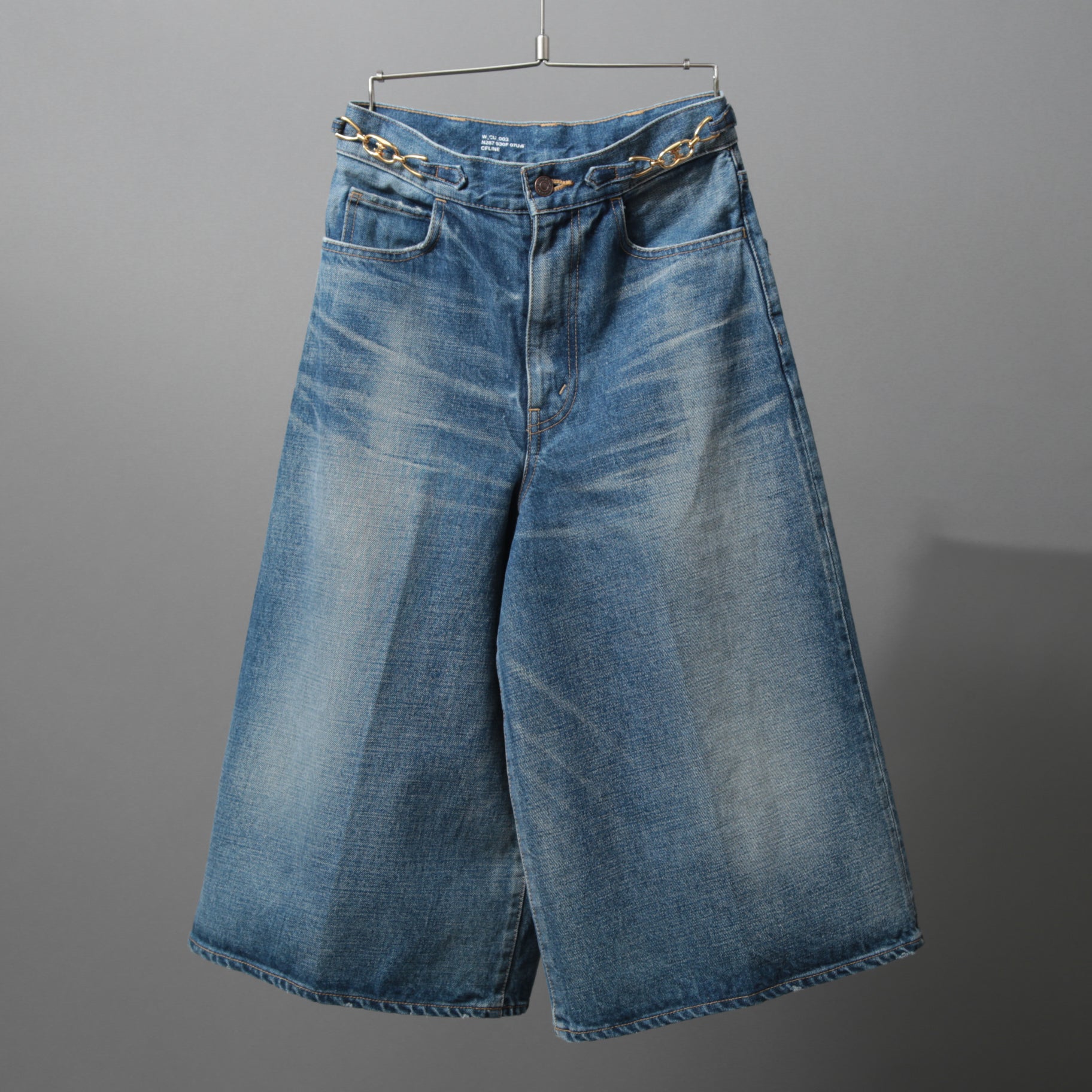 CELINE セリーヌ / 23年モデル 美品 / トリオンフ チェーン装飾 ユニオンウォッシュ デニム キュロット / ハーフ パンツ / 2N426-930F-07UW / size 27 (INDIGO)