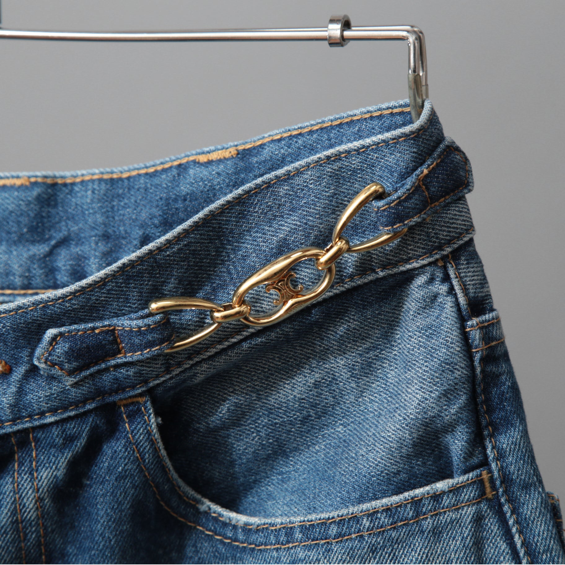 CELINE セリーヌ / 23年モデル 美品 / トリオンフ チェーン装飾 ユニオンウォッシュ デニム キュロット / ハーフ パンツ / 2N426-930F-07UW / size 27 (INDIGO)