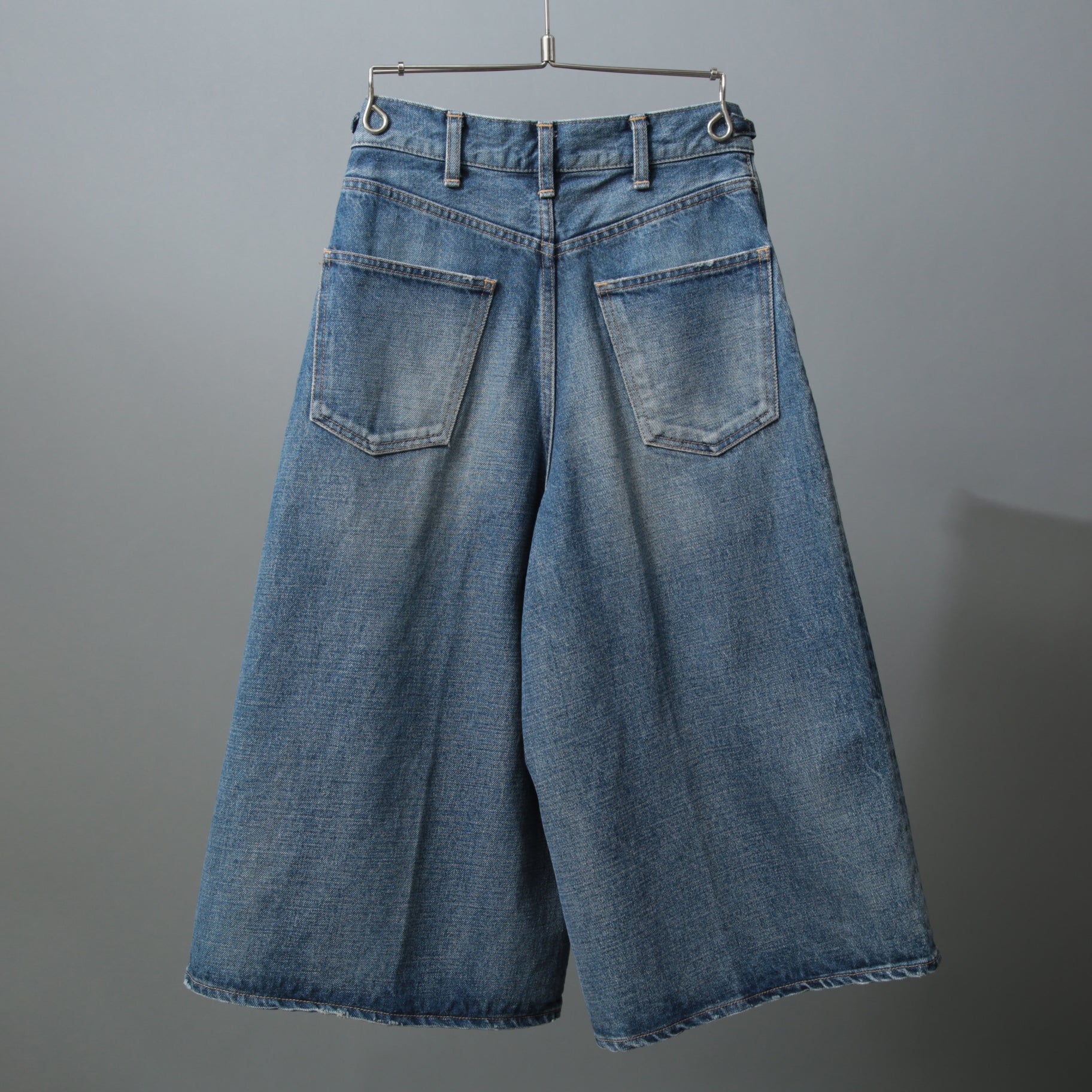 CELINE セリーヌ / 23年モデル 美品 / トリオンフ チェーン装飾 ユニオンウォッシュ デニム キュロット / ハーフ パンツ / 2N426-930F-07UW / size 27 (INDIGO)