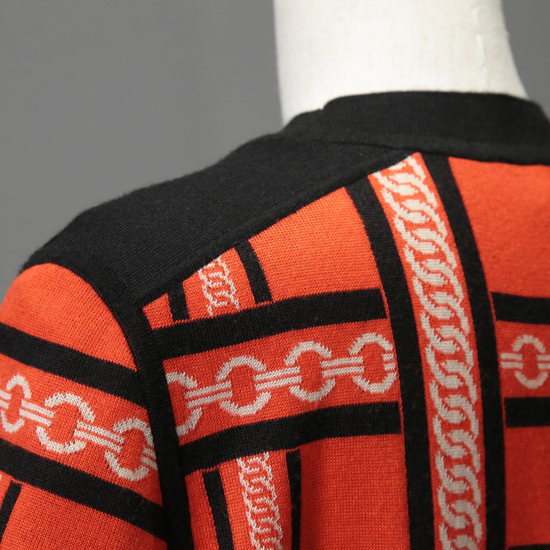 HERMES エルメス / 23-24AW 美品 Brides de Gala et Chaînes 半袖ニット / ブリッド・ドゥ・ガラ・エ・シェーヌ プリント ツイルレーヌニット / セーター / size 40 (ORANGEx BLACK) レディース 国内正規品