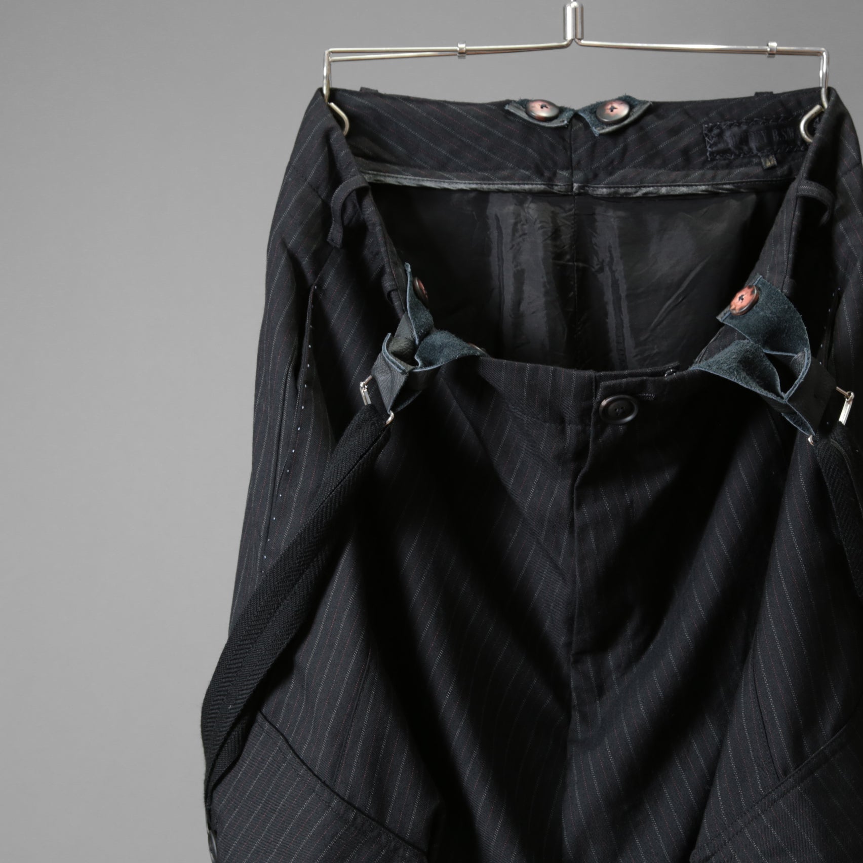 Geoffrey B.Small ジェフリー ビースモール / 24AW 美品 HUSE 別注 / advanced drop-crotch tailored cargo pocket trouser / Biella 100% wool Tasmania 120'sカーゴパンツ / size 42  (hand wash dark grey w/blue & purple stripe)